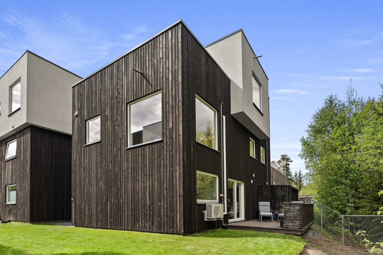 Markterrasse grenser til skogen Galleribilde