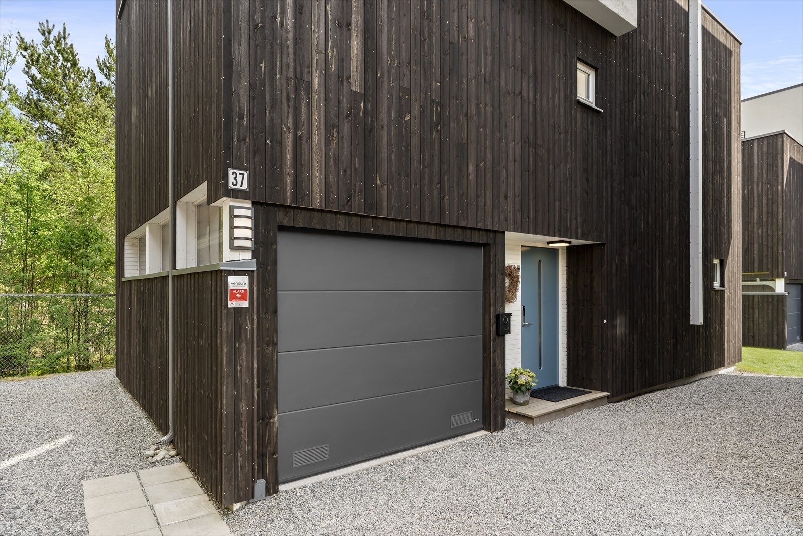 Garasje og gårdsplass med plass til flere biler Galleribilde