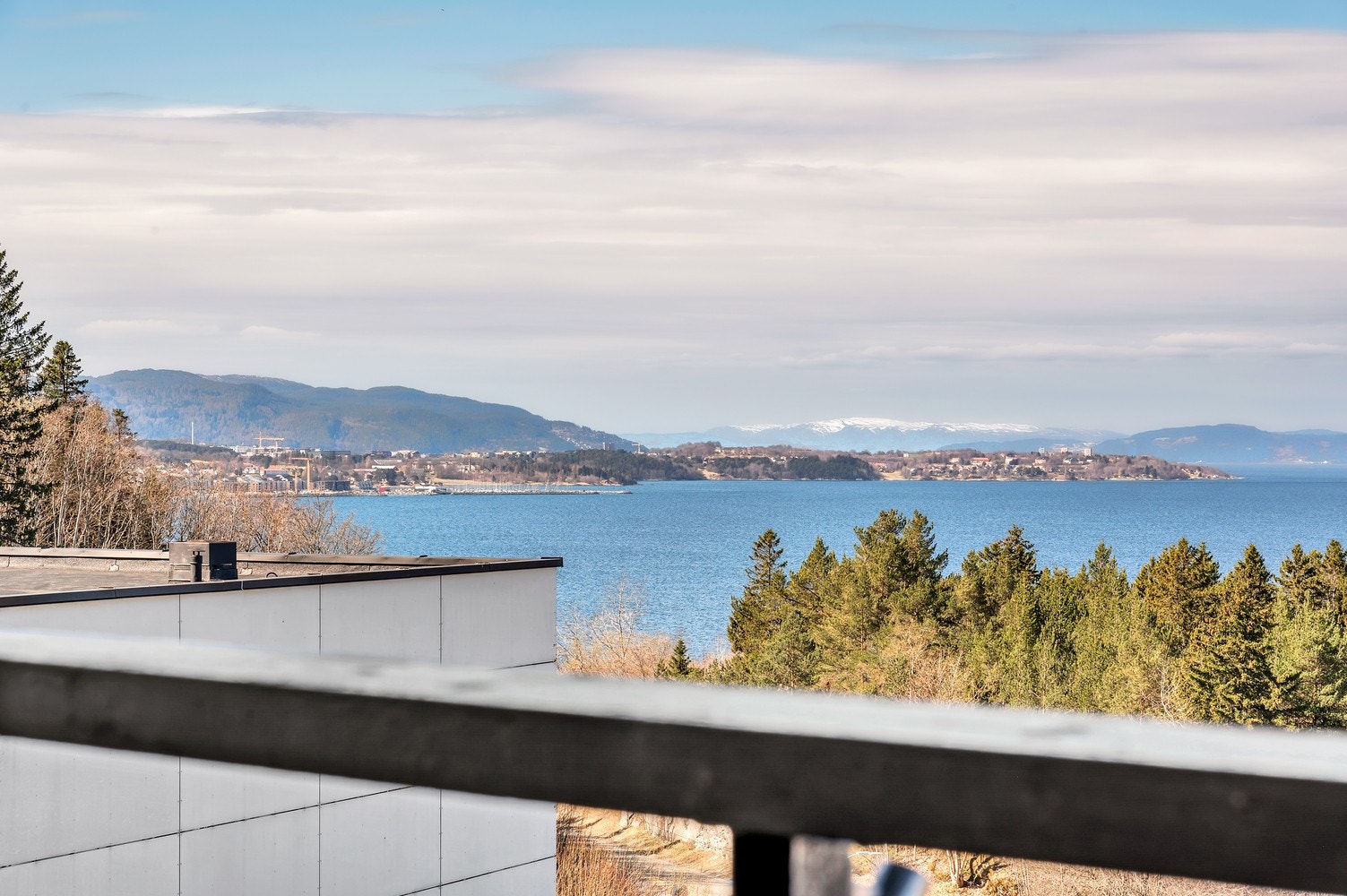 Utsikten fra leiligheten og balkongen er upåklagelig. Galleribilde