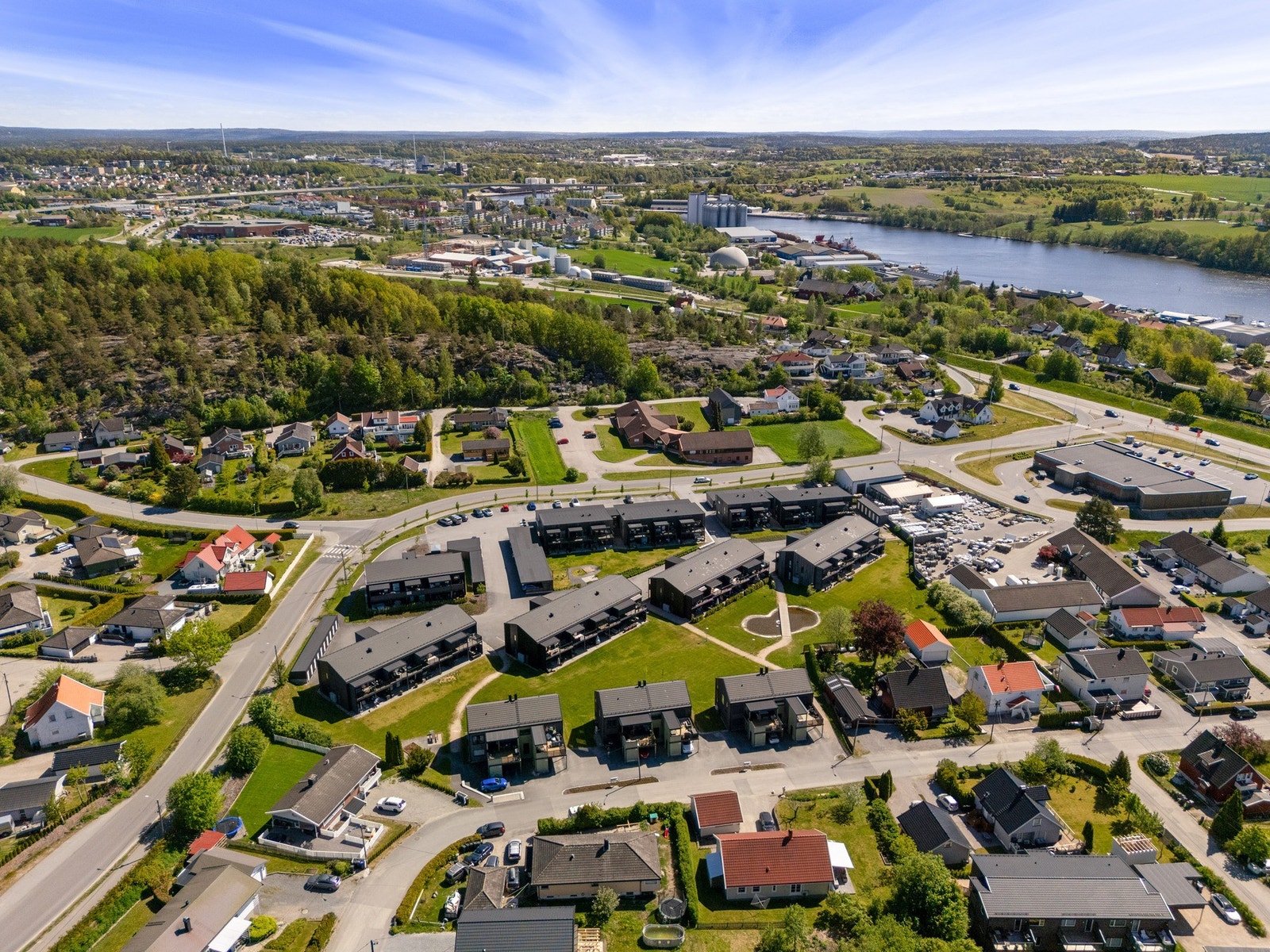 Det er gangavstand til skoler, barnehager, nærbutikk og idrettsanlegg m.m. Galleribilde