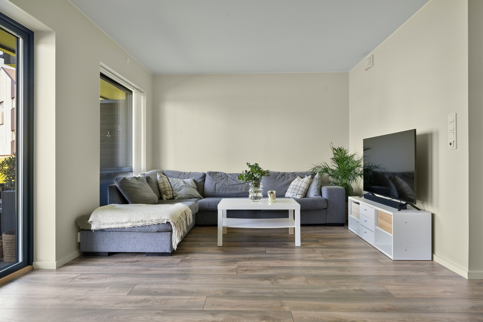 Naturlig sone i stuen med plass til sofa og tv-møblement. Galleribilde