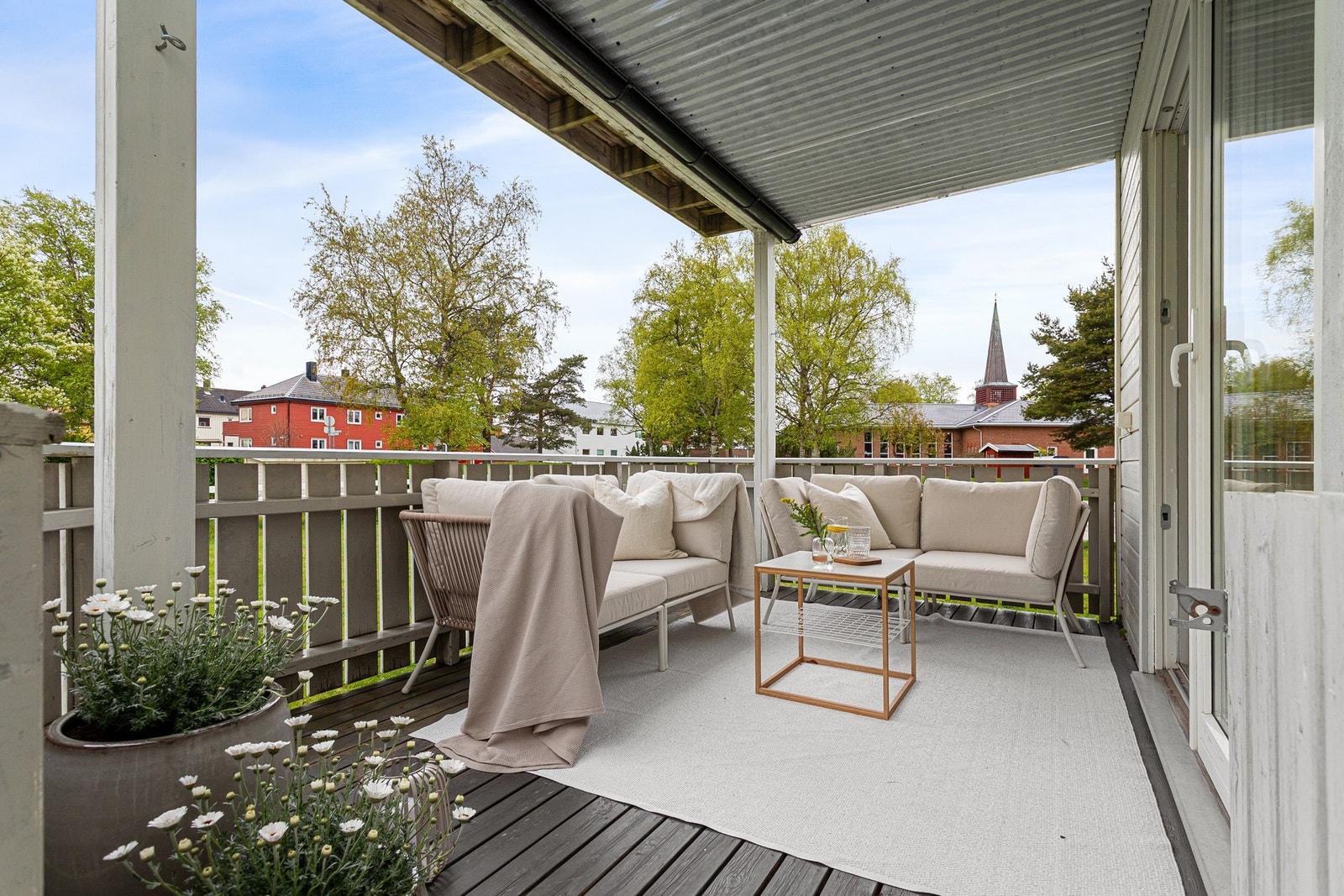 En lys og pen 1/4 part med stor og solrik uteplass. Galleribilde