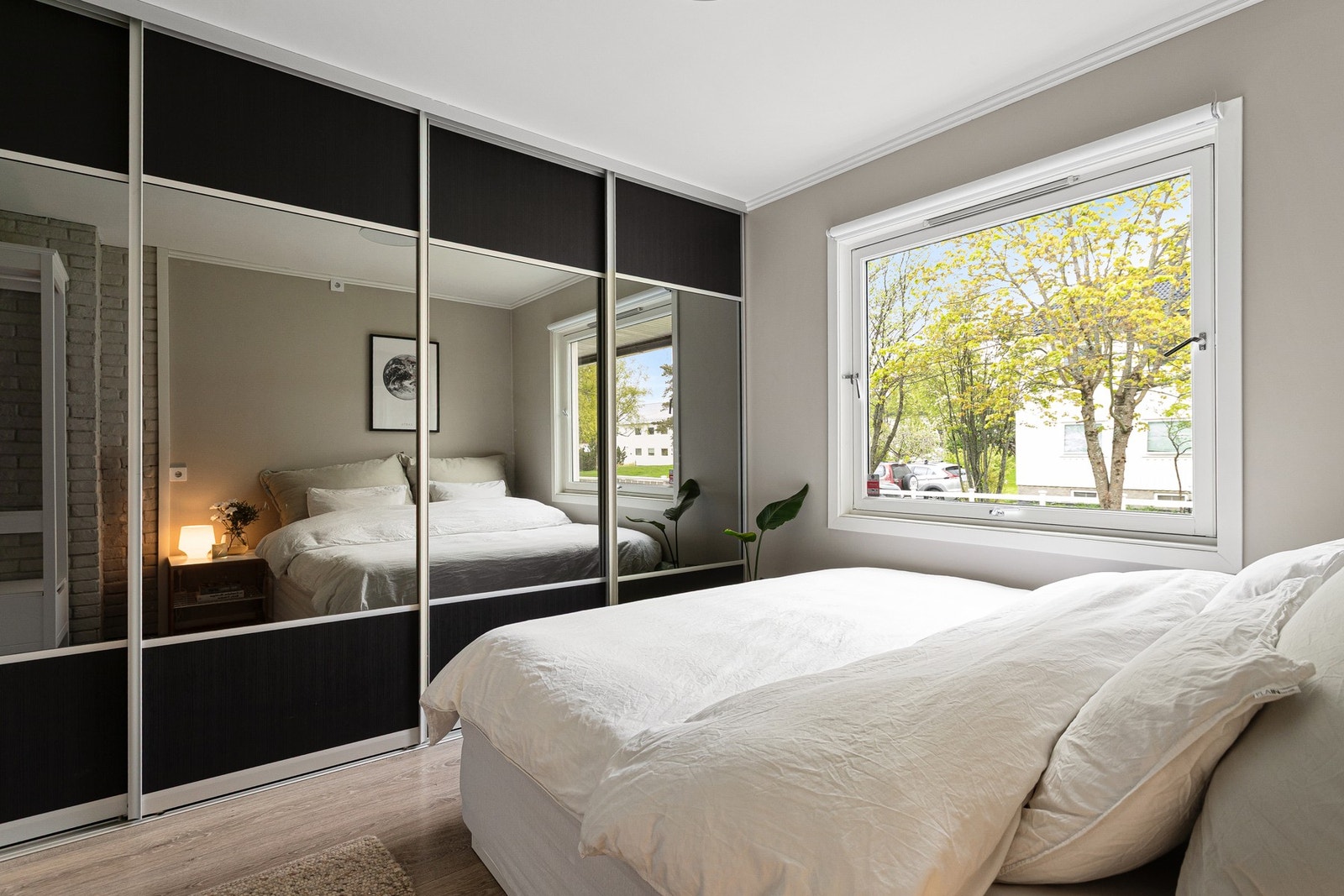 Romslig garderobeløsning medfølger salget Galleribilde