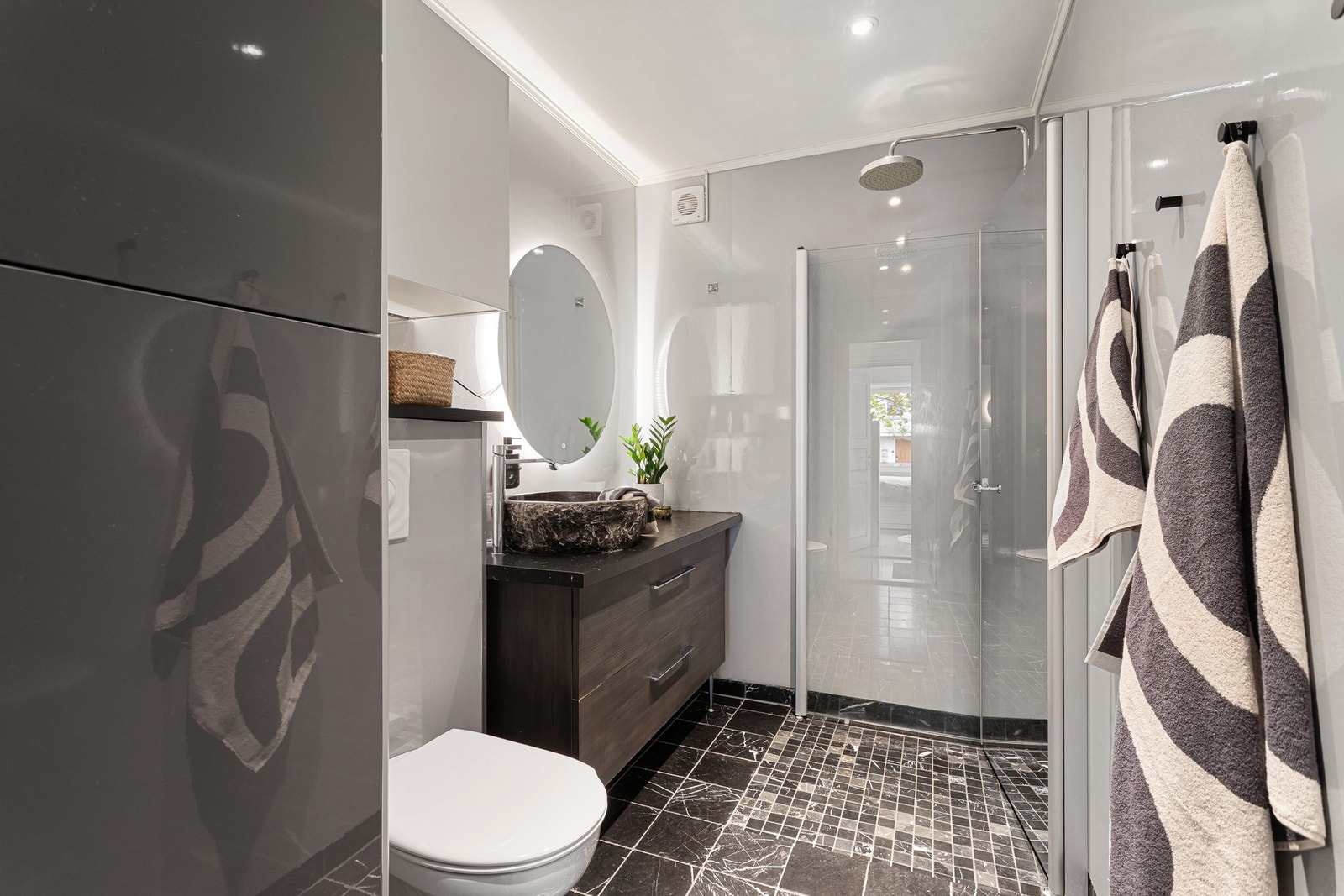 Det er også rikelig med plass til oppbevaring på badet med god plass både i skuffer og skap. Galleribilde