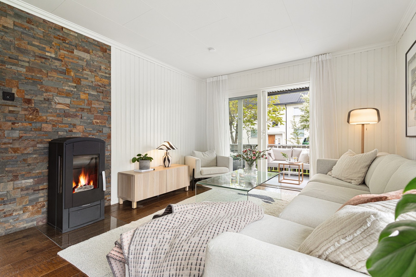 Lys og stor stue med fin gjennomlysning med store vindusflater. Grønne fine omgivelser rundt boligen. Galleribilde