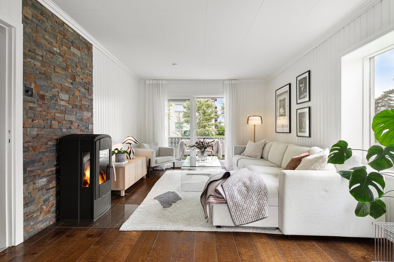 Velkommen inn! Stor stue på ca. 26,9kvm med god plass til ønskelig møblement. Store vindusflater som slipper rikelig med lys inn. Galleribilde