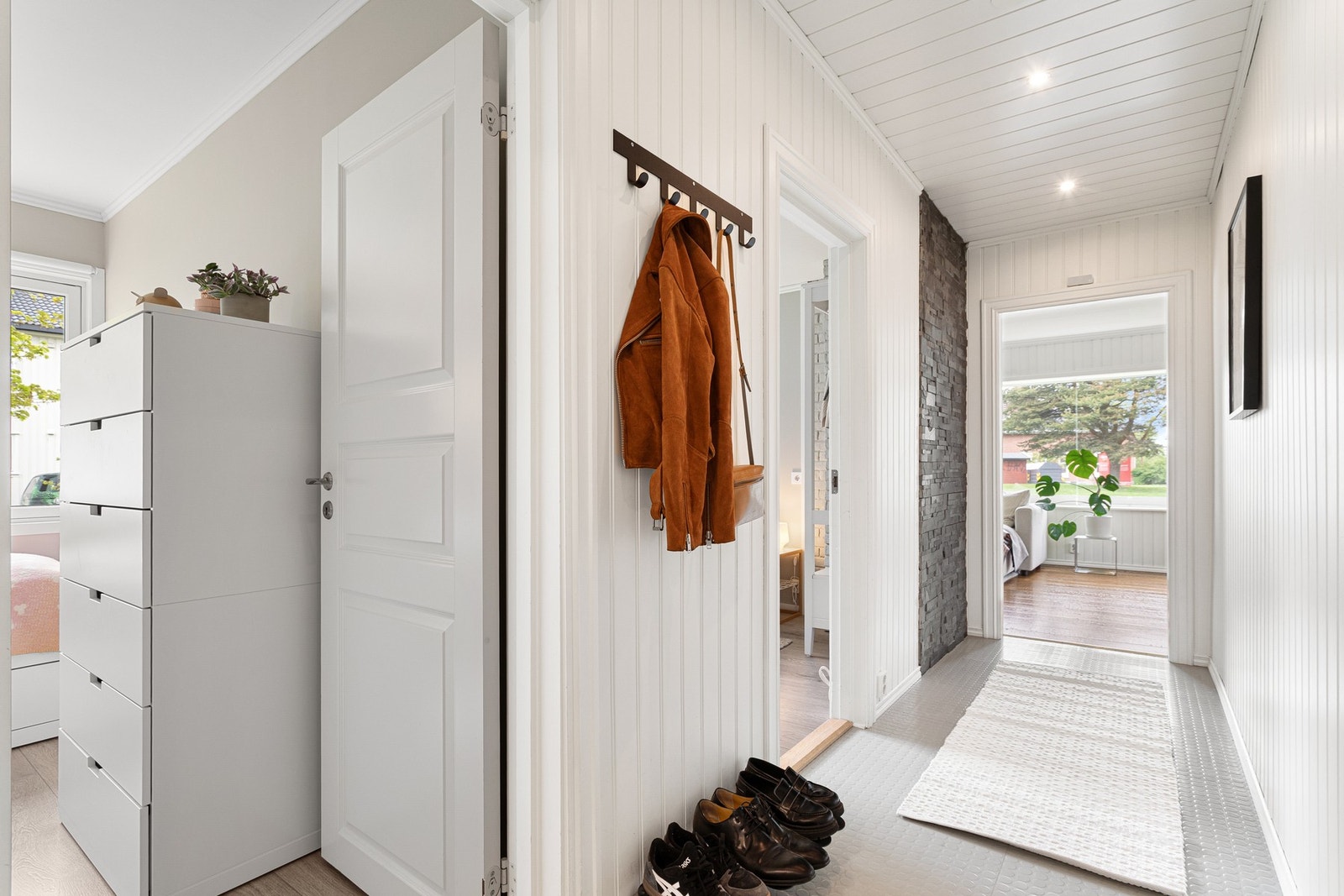 Velkommen inn! Entré med plass til å henge fra seg klær og sko. Galleribilde