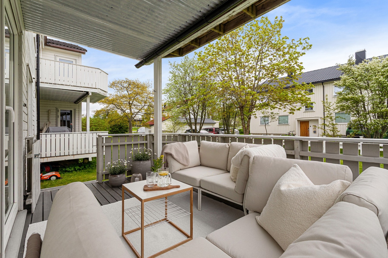 Solrik veranda på ca. 10kvm med god plass til ønskelig møblement. Her har man gode solforhold og fine grønne oaser utenfor. Galleribilde