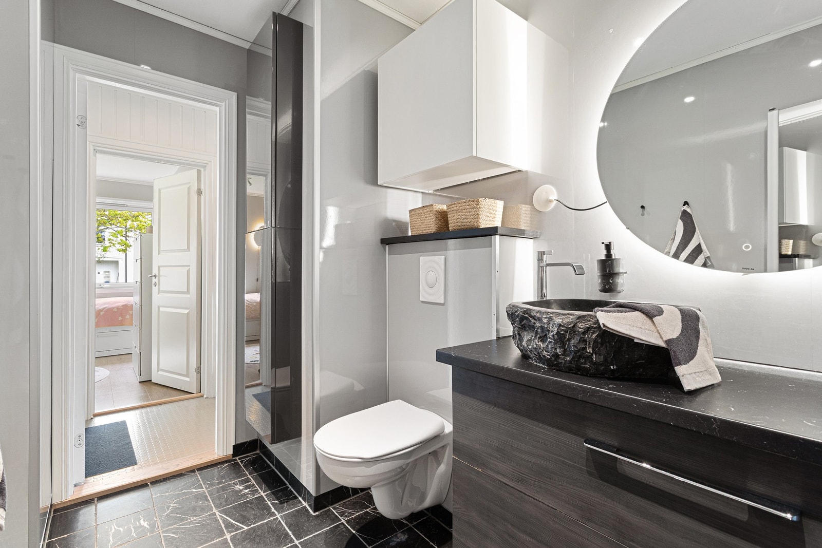 Pent flislagt bad på ca. 4,1kvm med vegghengt toalett, servant og dusjhjørne. Galleribilde