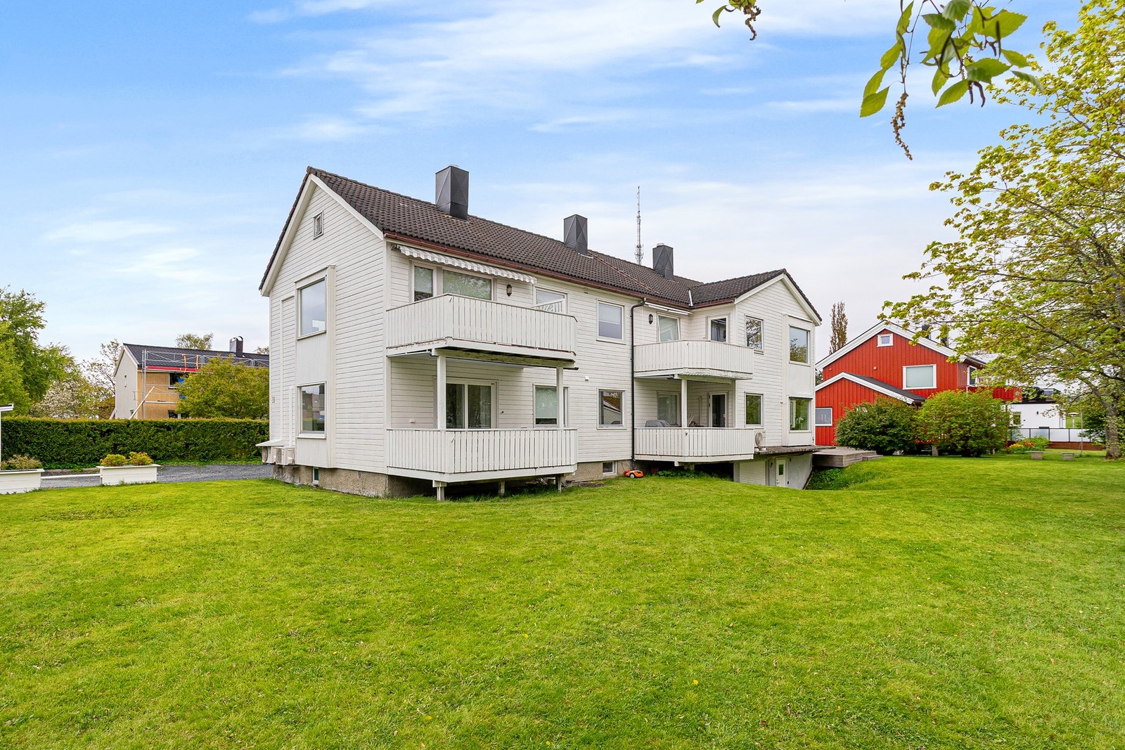 Her bor man fint til sentralt på Tyholt med fin beliggenhet i feltet. Fine uteområder og grøntareal rundt boligen. Galleribilde