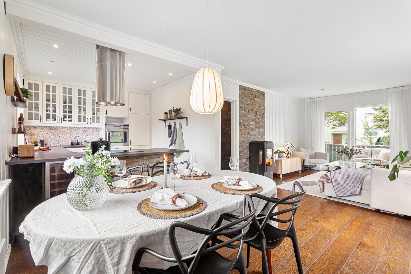 God plass til spisebord på kjøkkenet. Planløsninga på boligen gjør det enkelt å innrede. Galleribilde