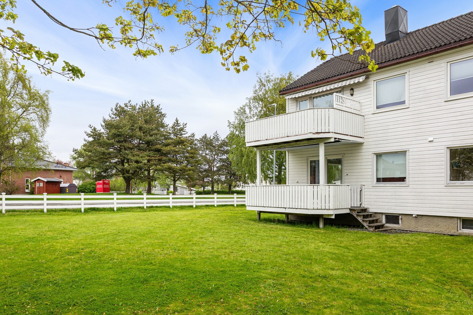 Stor og fin hage i sameiet. Fra balkongen er det direkte utgang til grøntarealet. Galleribilde