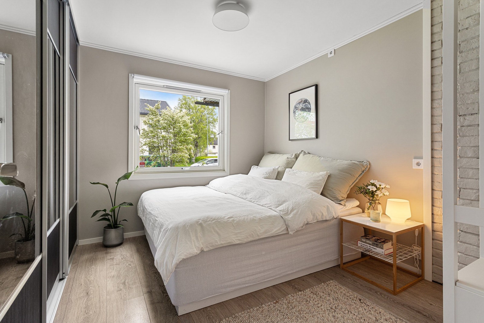 Soverom på ca. 10,9kvm med god plass til dobbeltseng og garderobeskap. Galleribilde