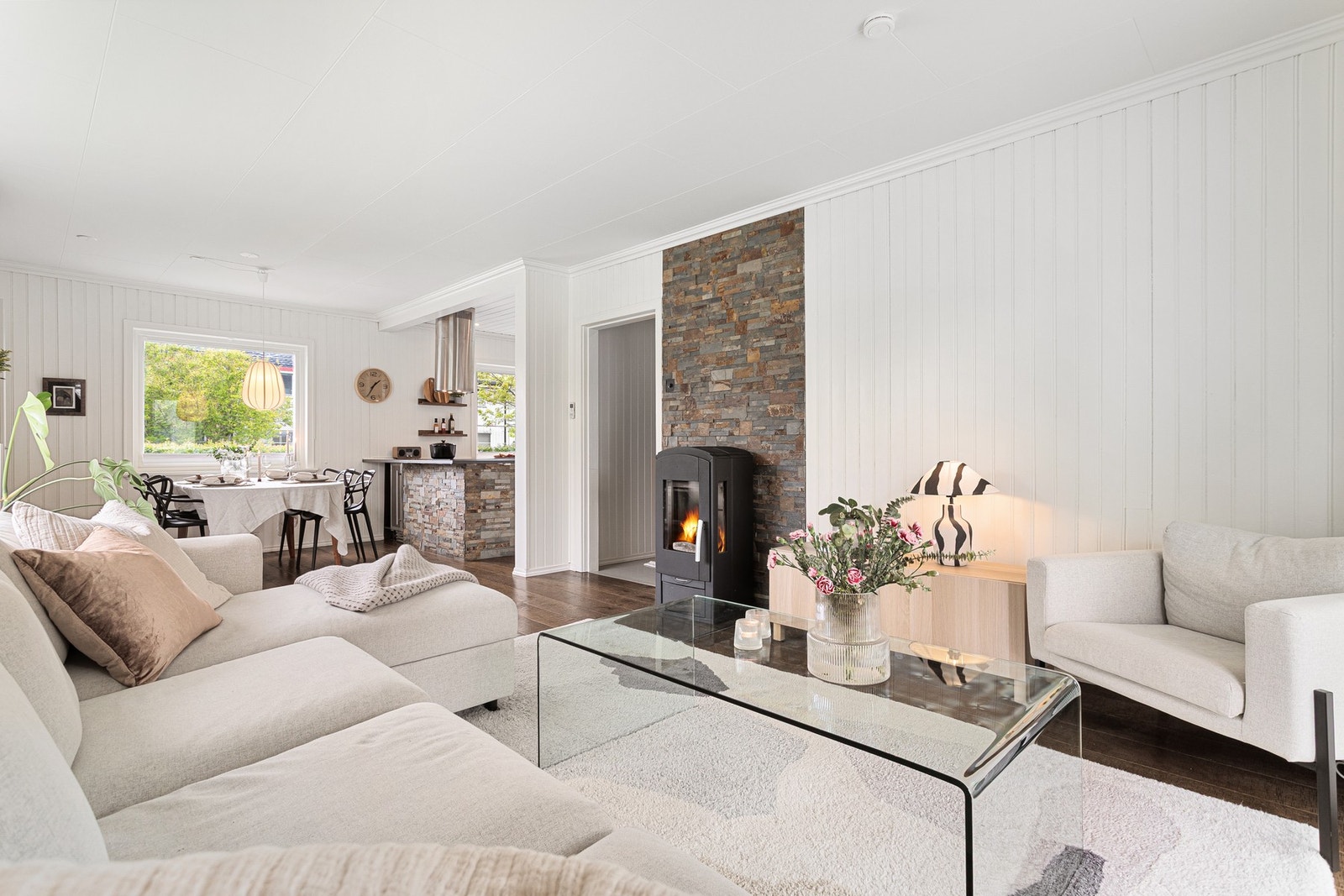 Av varmekilder har man vedovn og varmepumpe. Galleribilde