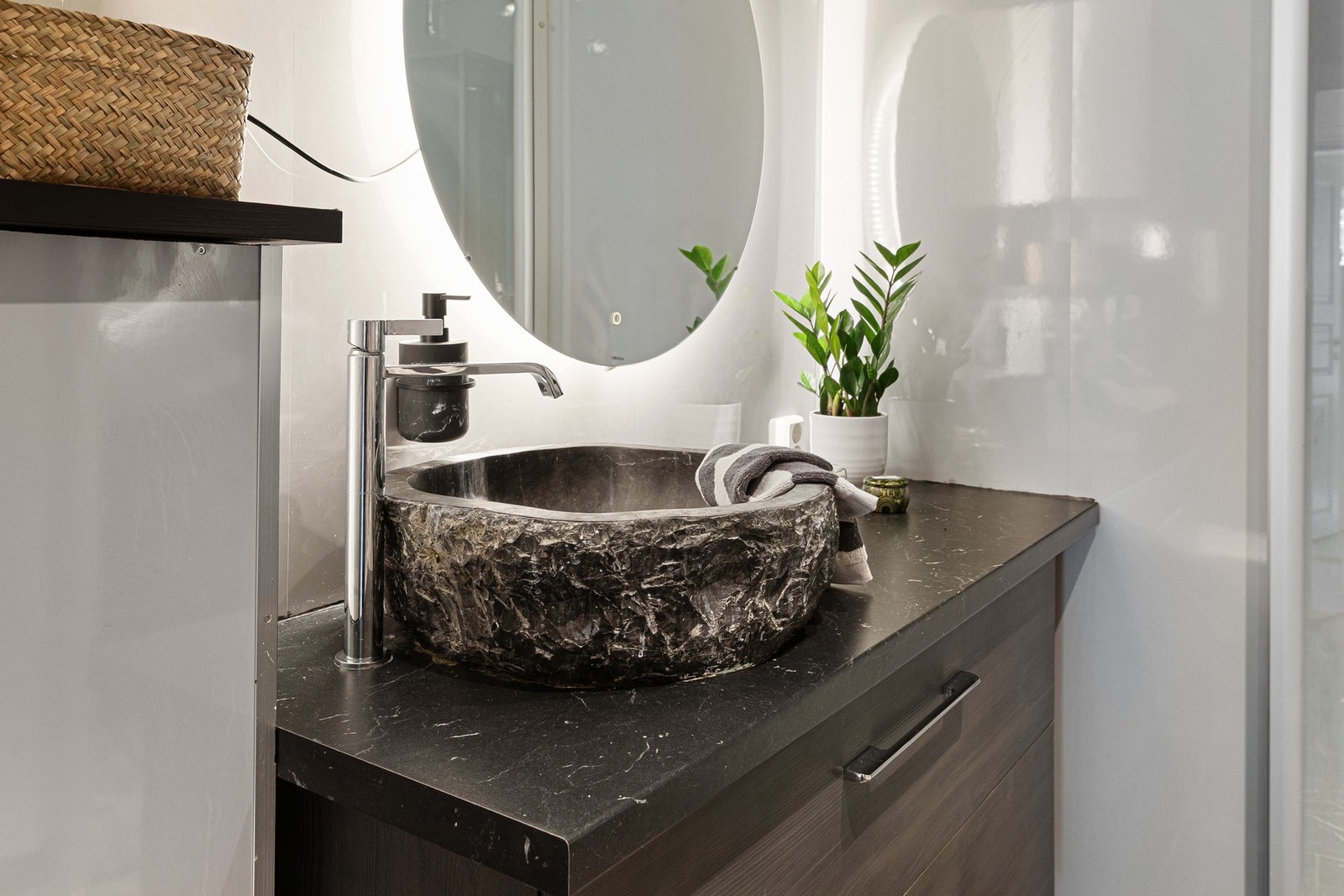 Behagelige varmekabler i gulv og downlights i himling. Galleribilde