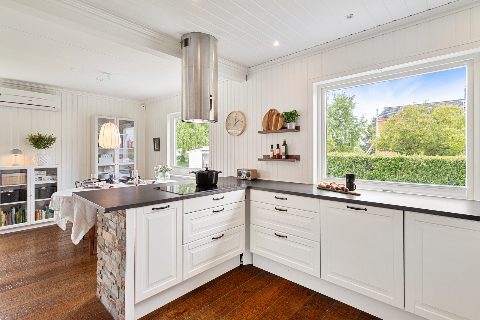 Delvis åpen stue/kjøkkenløsning med god plass til spisebord på kjøkkenet. Også her har man store vindusflater som slipper rikelig med natlurlig lys inn. Galleribilde