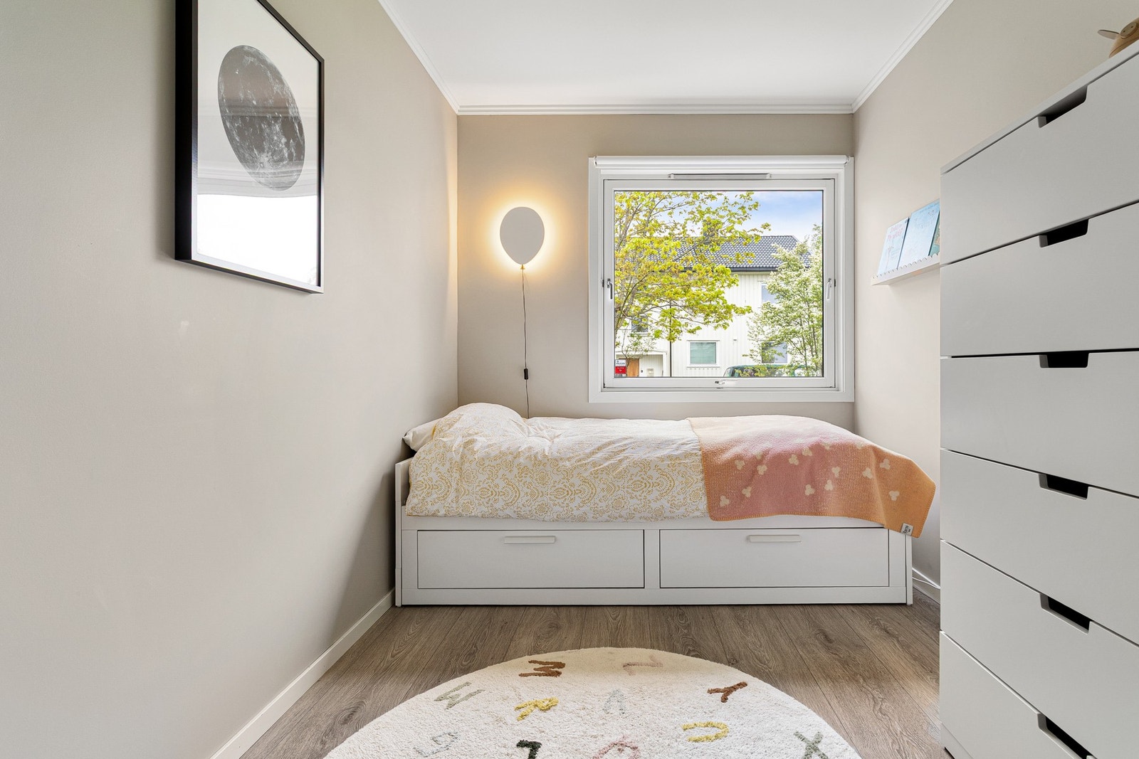 Soverom på ca. 7,4kvm med god plass til ønskelig møblement. Galleribilde