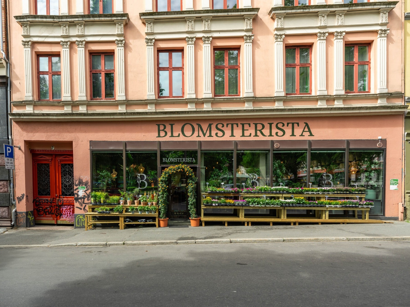 Glemt å kjøpe blomster til samboeren? Frykt ikke - nærmeste blomsterbutikk ligger et lite steinkast unna. Galleribilde