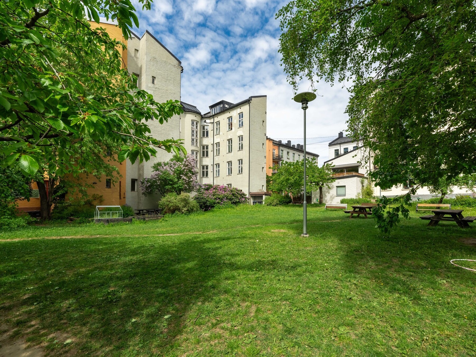 Parken på Olaf Ryes plass ligger på fremsiden, men dette er beboernes private park på baksiden. Galleribilde