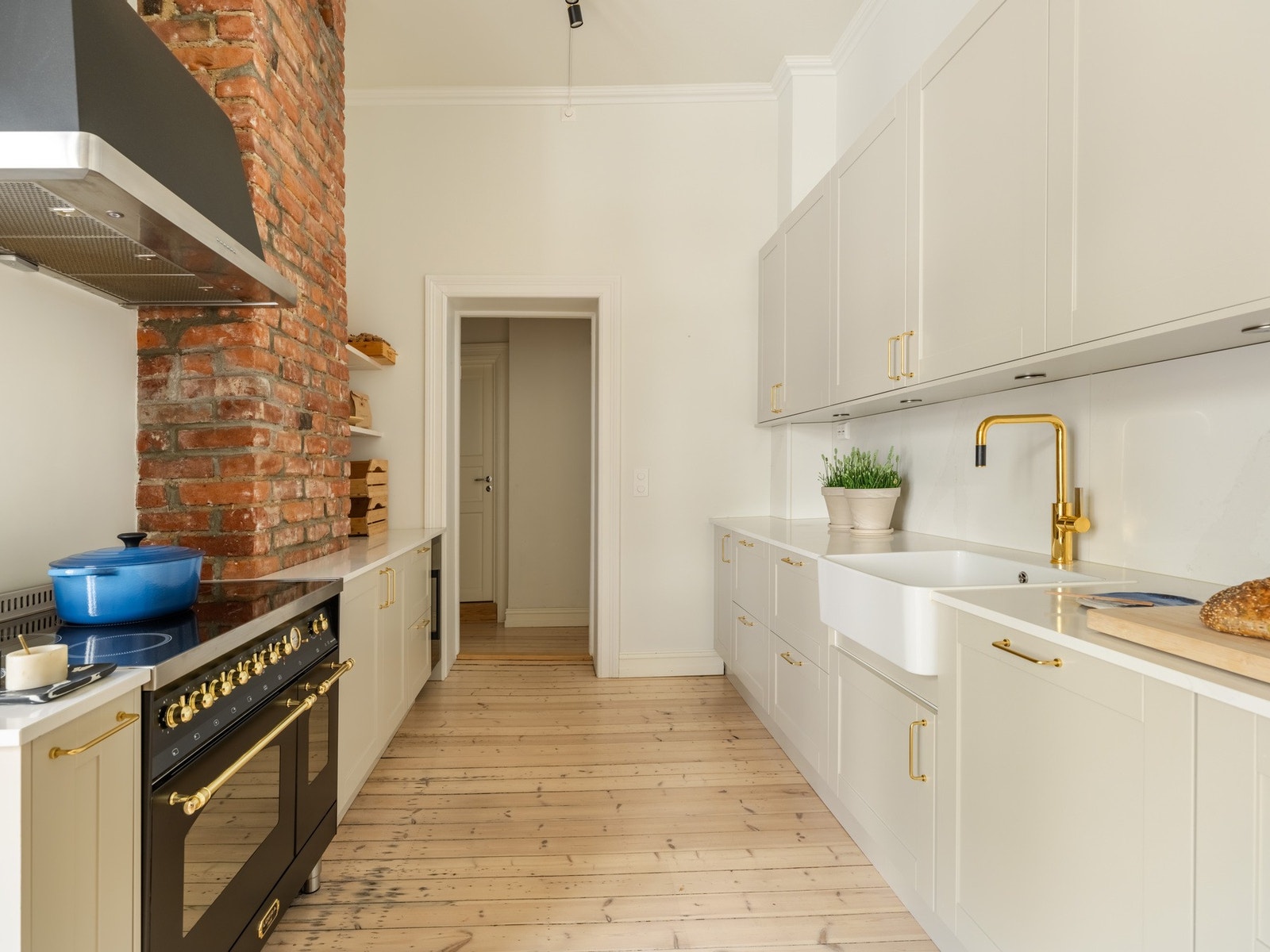 Kjøkkenet er en fin oppsummering av leiligheten for øvrig: Den perfekte kombinasjonen av moderne kvalitet i klassisk stil! Rett over gangen finner vi badet. Galleribilde