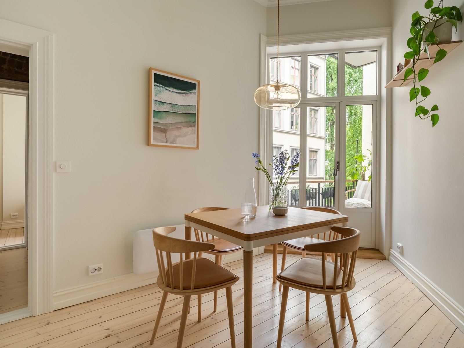 Størrelsen på rommet gir også muligheten til enda større bord også. Galleribilde