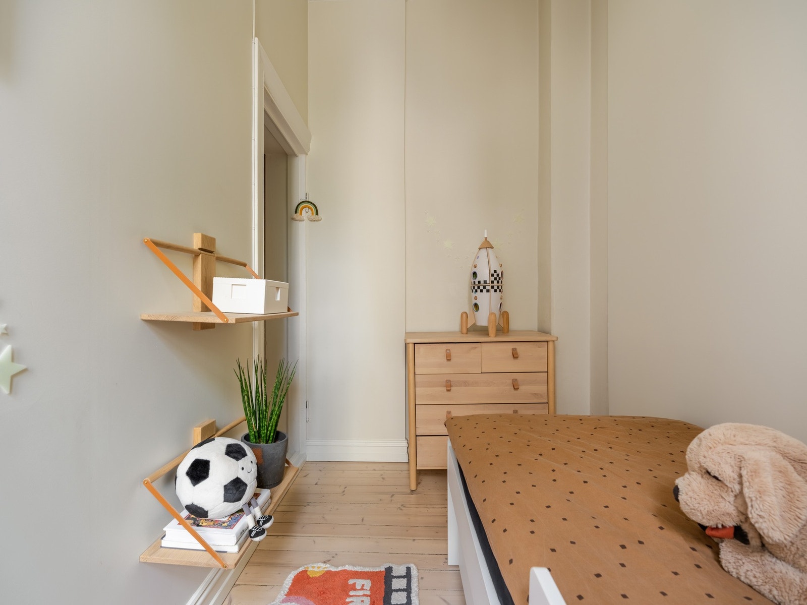 Det er plass til kommode og seng her inne. Galleribilde