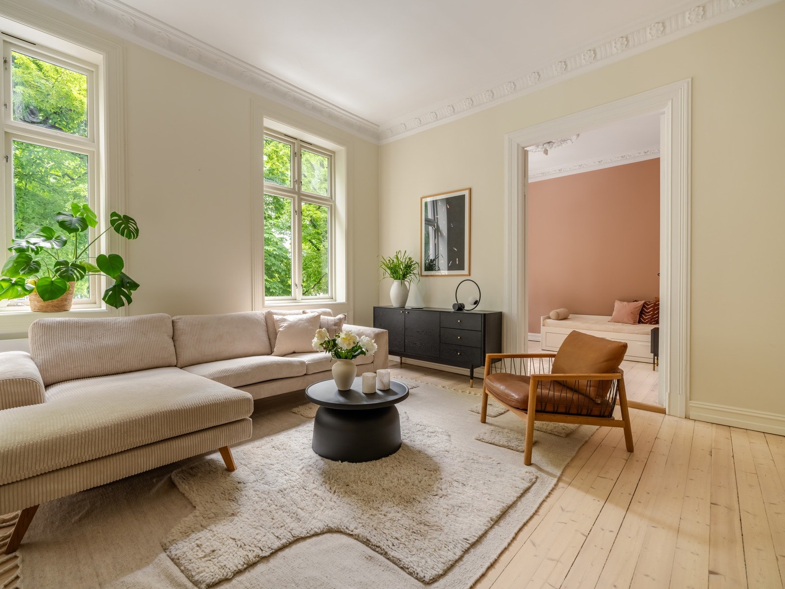 Stuen er stor og luftig, og er det naturlige samlingspunktet i leiligheten. Galleribilde
