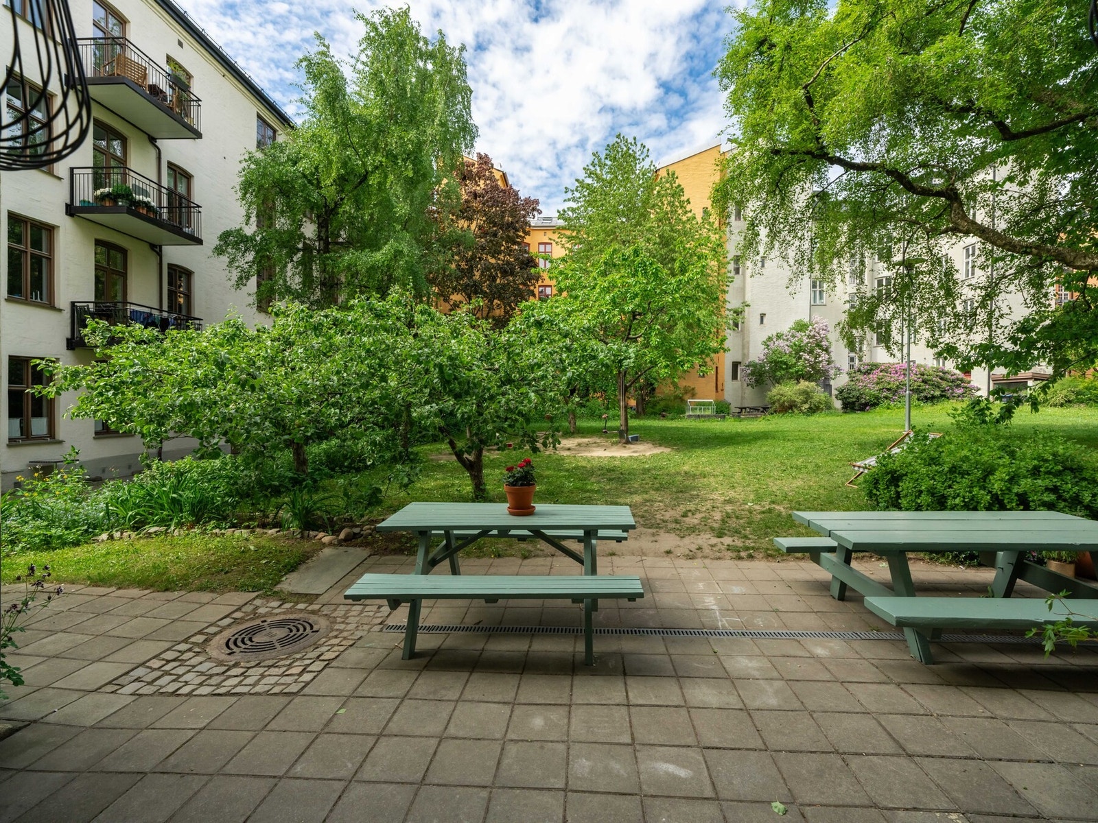 Uteområde er av god størrelse, med samlepunkter som koselige sittegrupper. Galleribilde