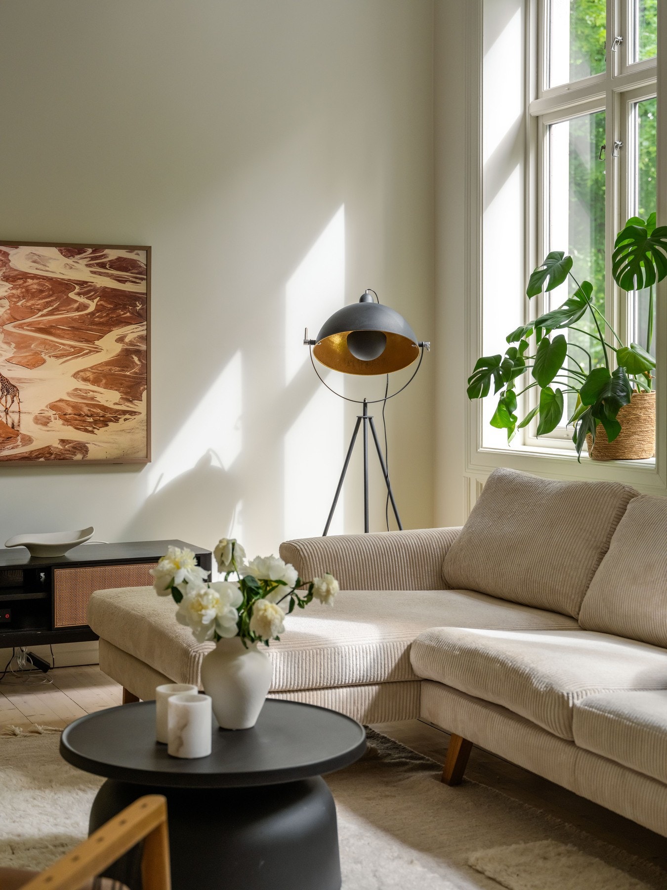 Se så fint lys som strømmer inn gjennom vinduene. Galleribilde
