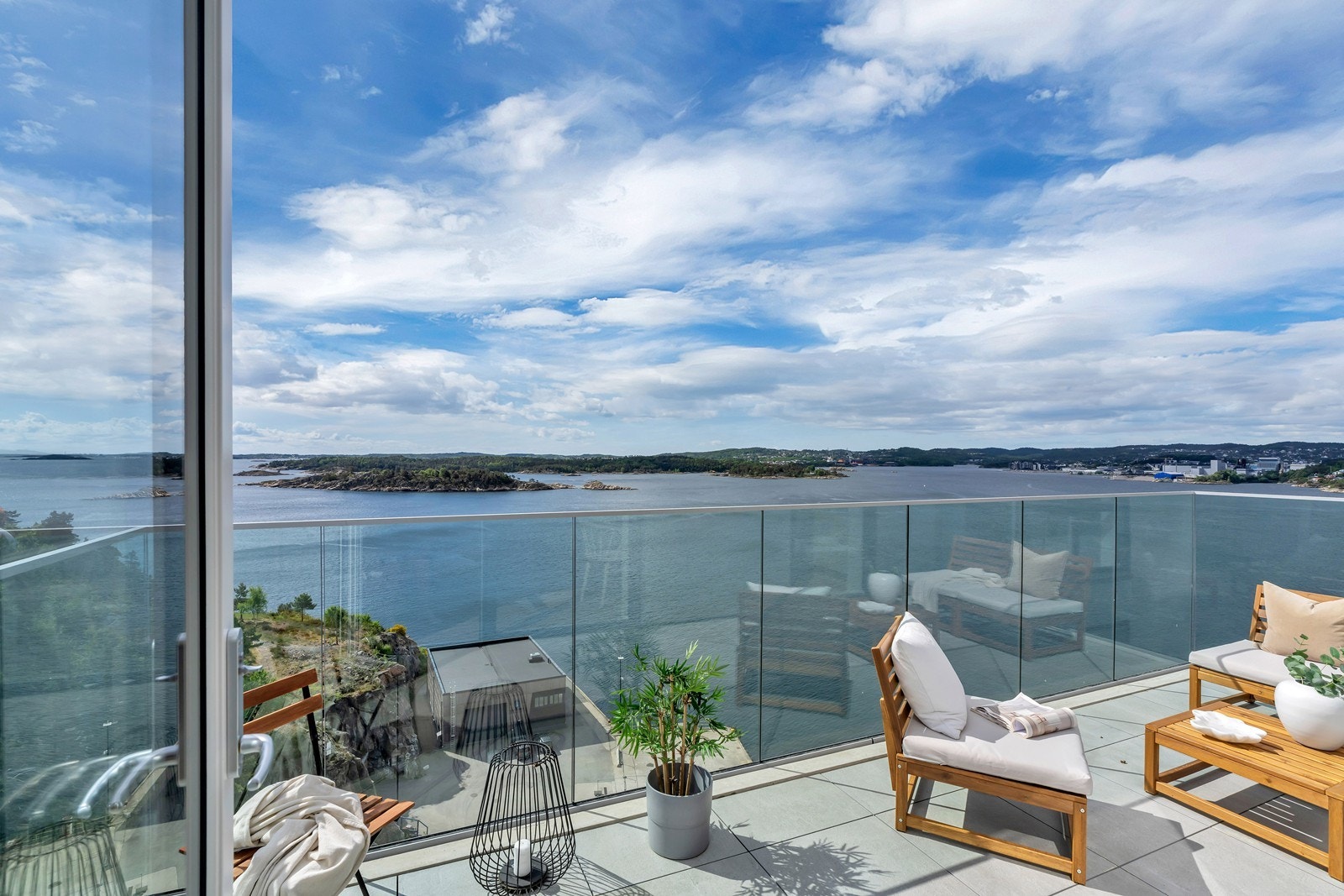 Helt magisk plassert med panorama sjøutsikt og havutsikt - Sørvendt med sol fra tidlig til sen ettermiddag Galleribilde