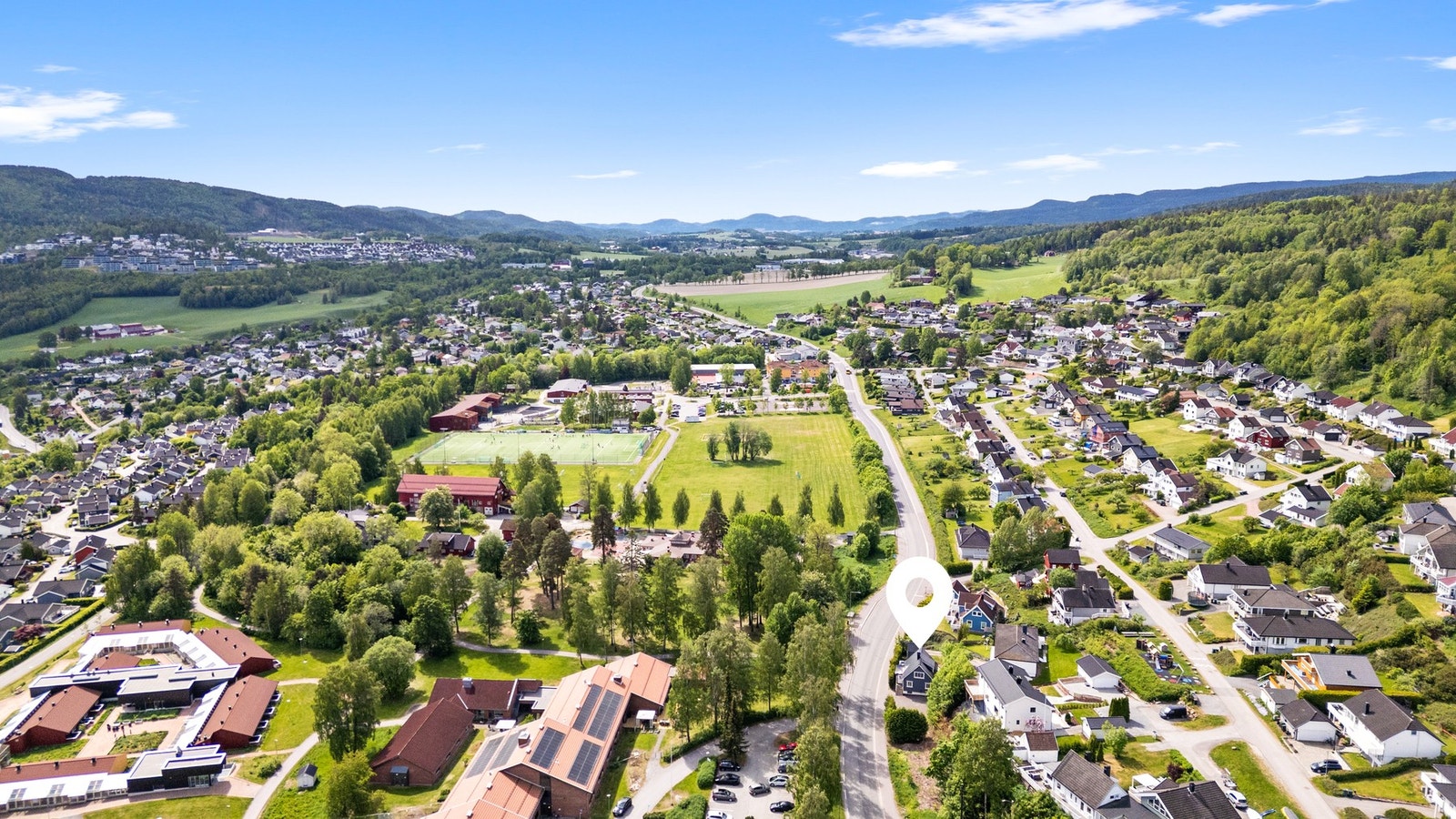 Her bor du i kort gangavstand til dagligvare, barneskole med moderne idrettsanlegg, flere barnehager og bussholdeplass Galleribilde