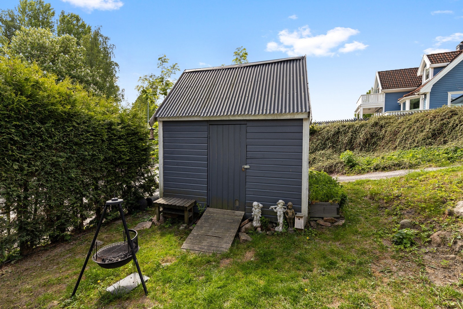 Frittstående utebod på ca. 8 kvm for ekstra oppbevaring Galleribilde