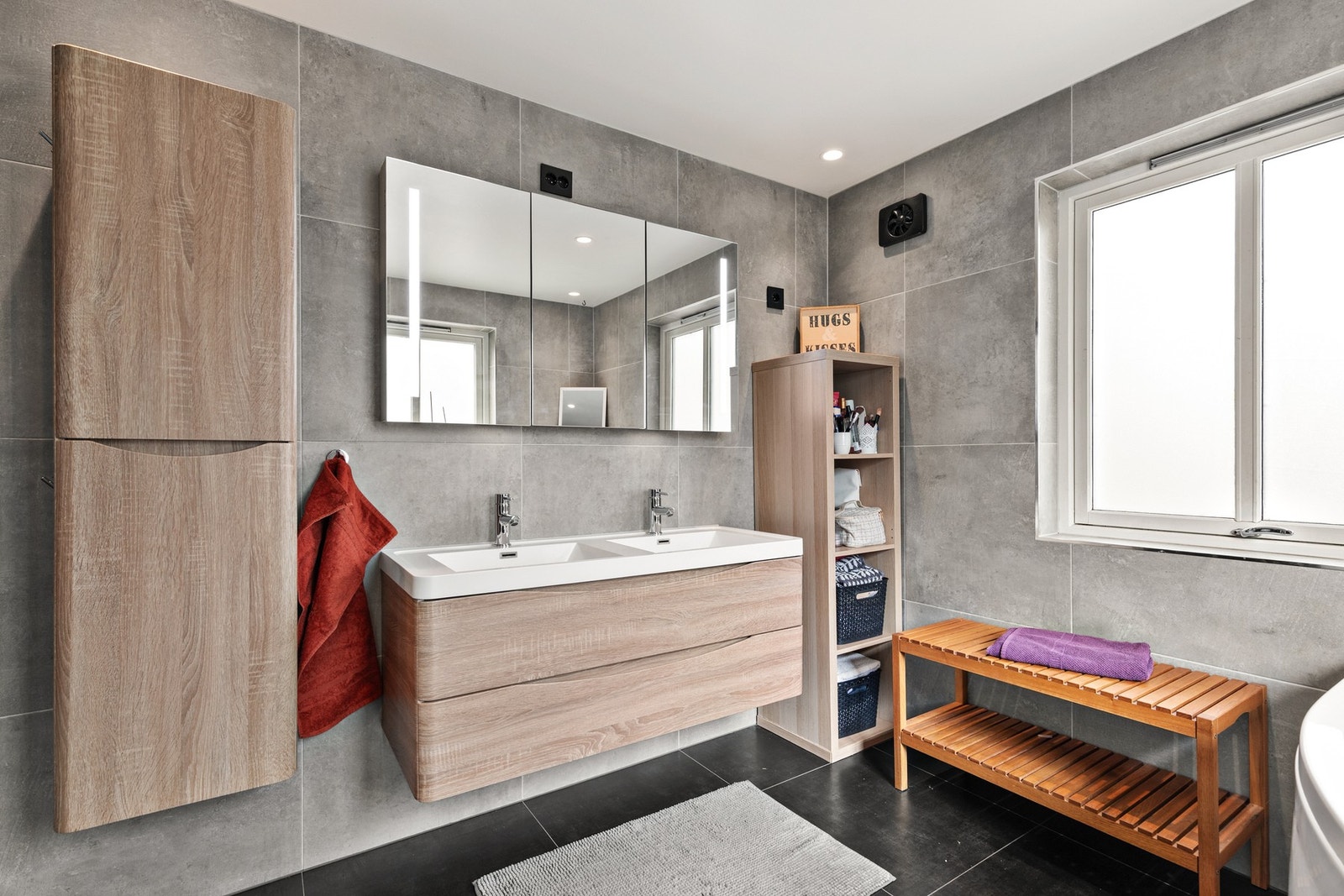 Helfliset bad oppgradert i 2017 med gulvvarme og panel i himling med innfelte downlights Galleribilde