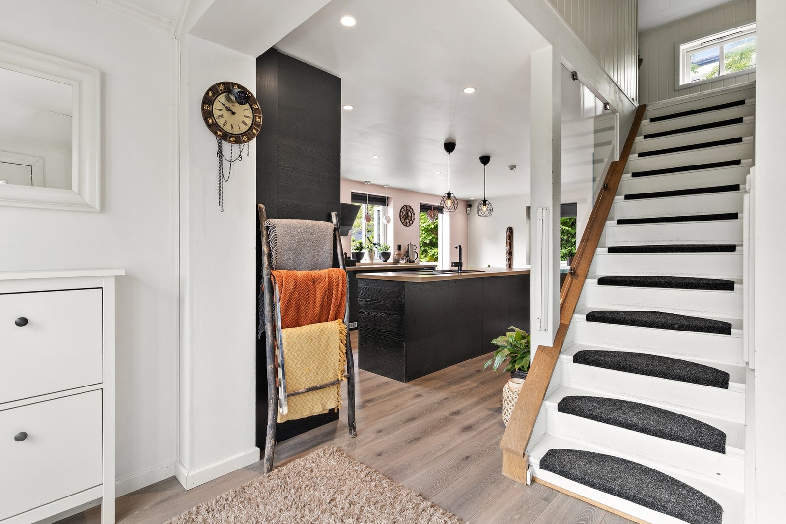 Fra entréen er det adkomst til kjøkken, bad og trapp opp til 2. etasje Galleribilde