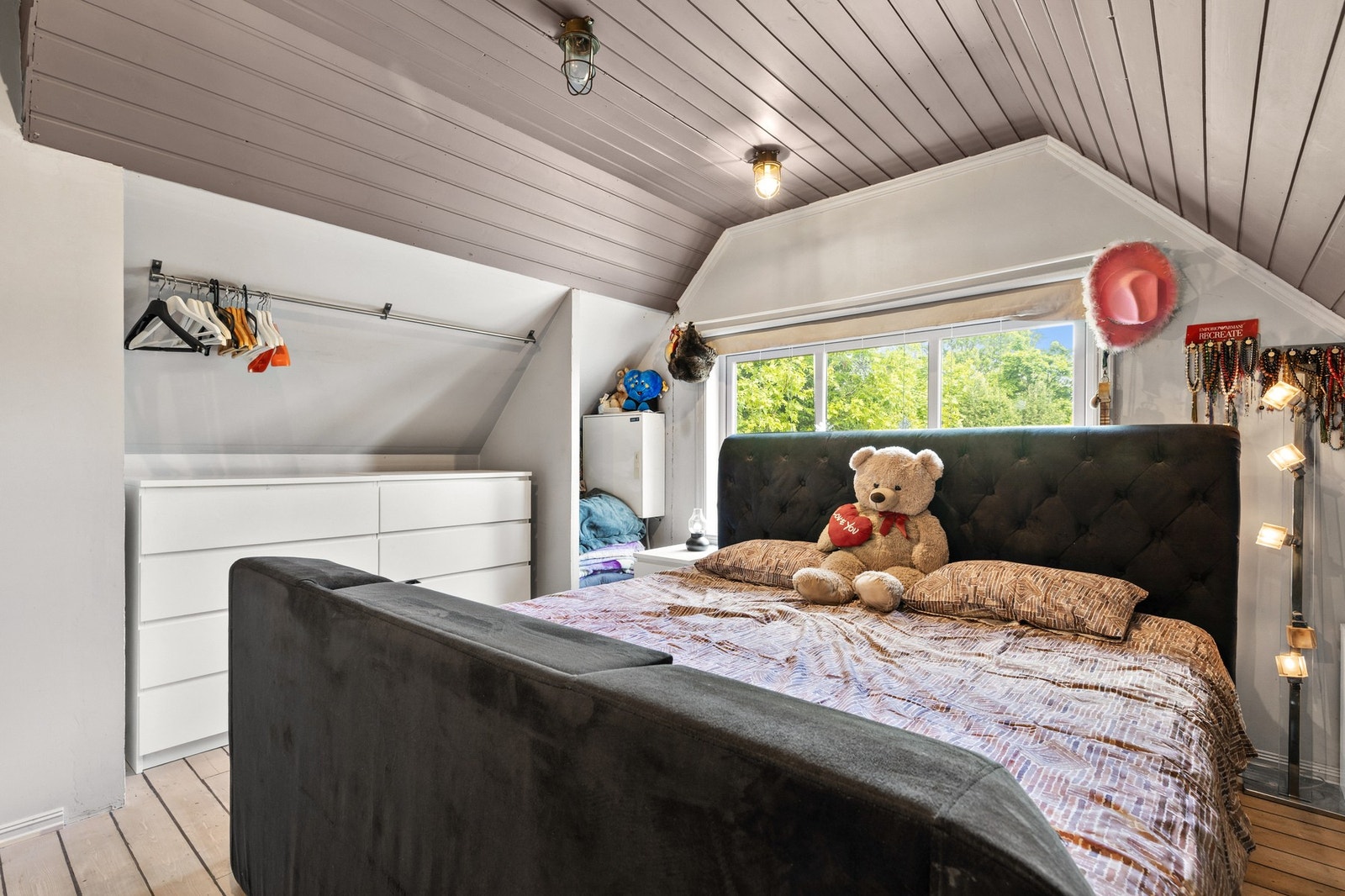 Hovedsoverommet er romslig og har god plass til dobbeltseng, nattbord og garderobeløsning Galleribilde