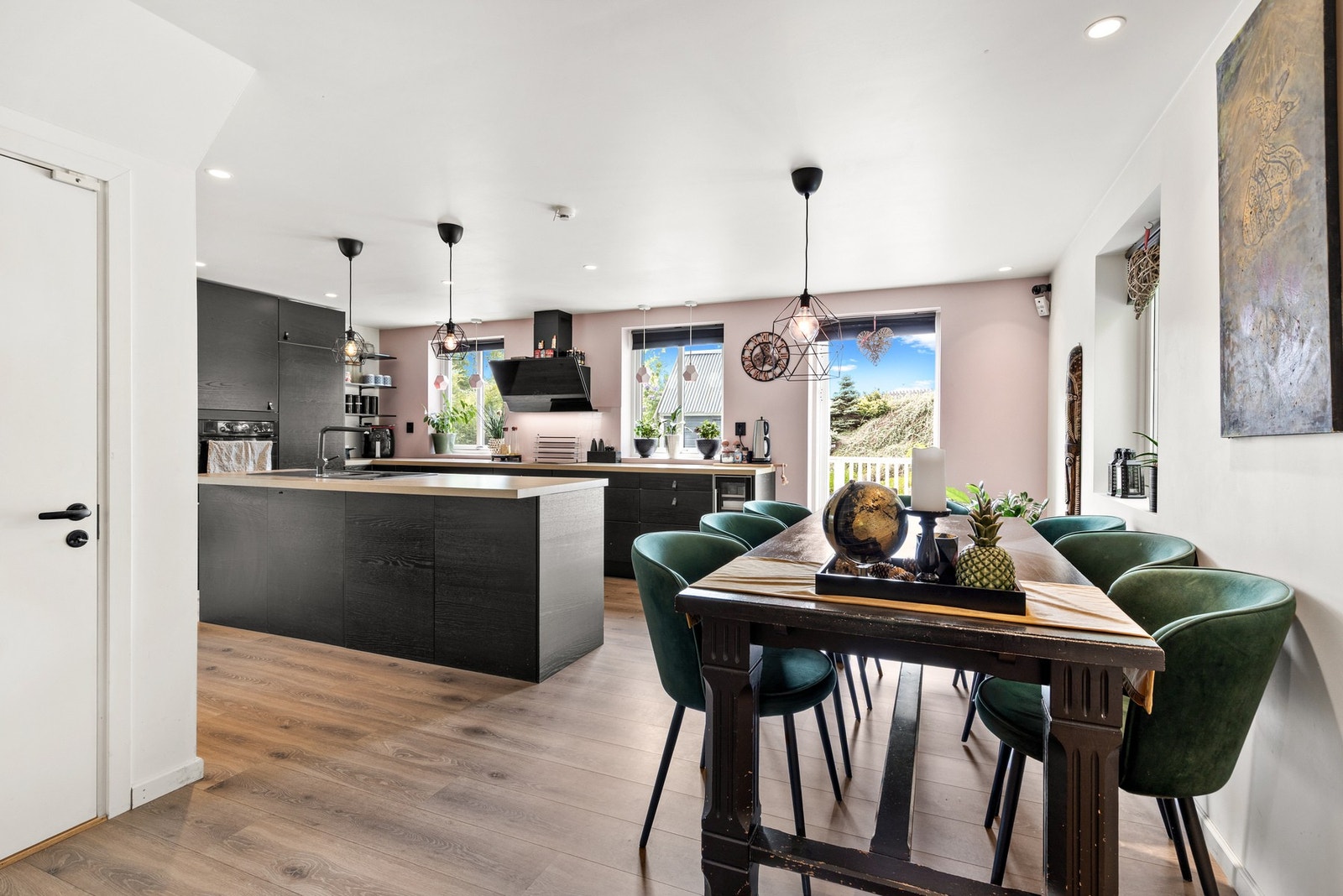 Det er fin plass til sofagruppe og spisebord praktisk plassert i tilknytning til kjøkkenet Galleribilde