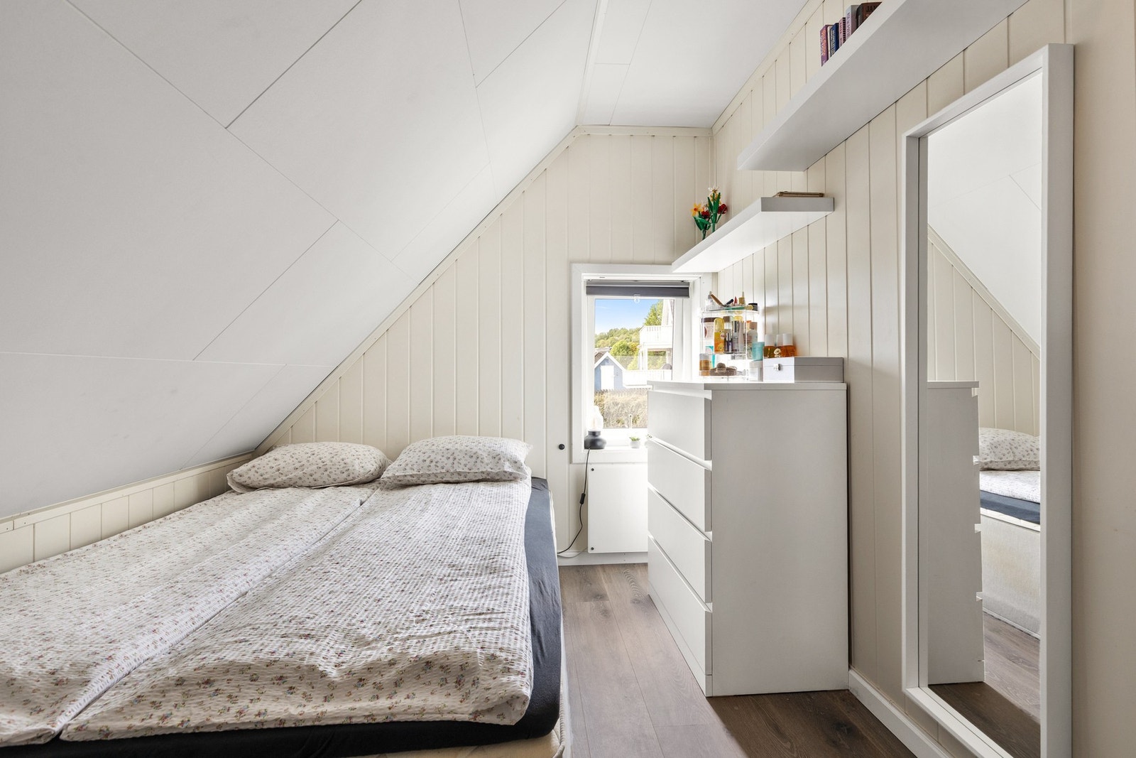 De to andre soverommene har laminat på gulv, panelplater på vegger og takplater i himling Galleribilde