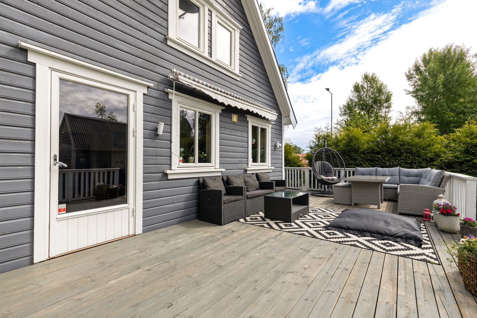 Fra stuen er det utgang til sørvestvendt terrasse på hele 54 kvm Galleribilde