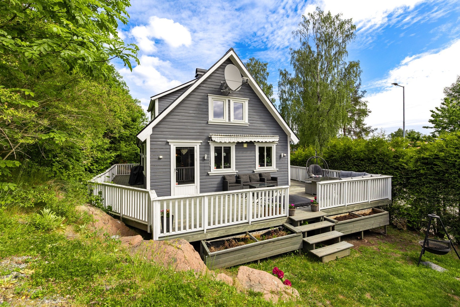 Fra terrassen er det videre adkomst til hagen via trapp Galleribilde