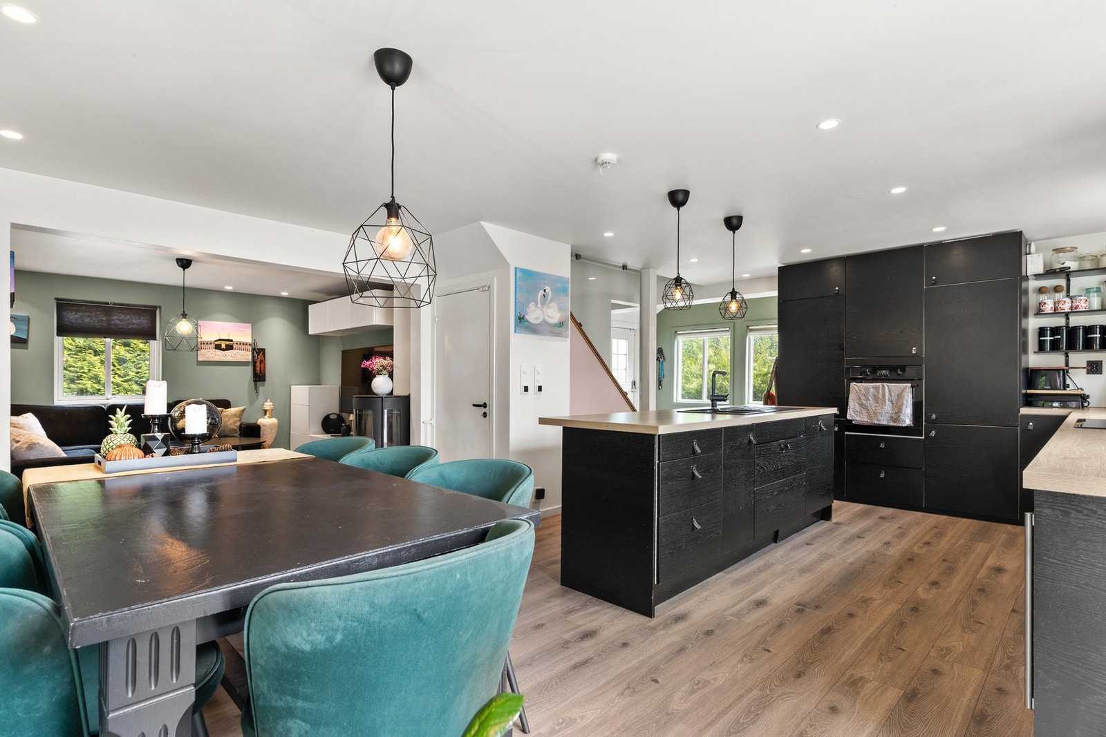 Kjøkkenet har en praktisk øy med nedfelt oppvaskkum og ett-greps blandebatteri Galleribilde