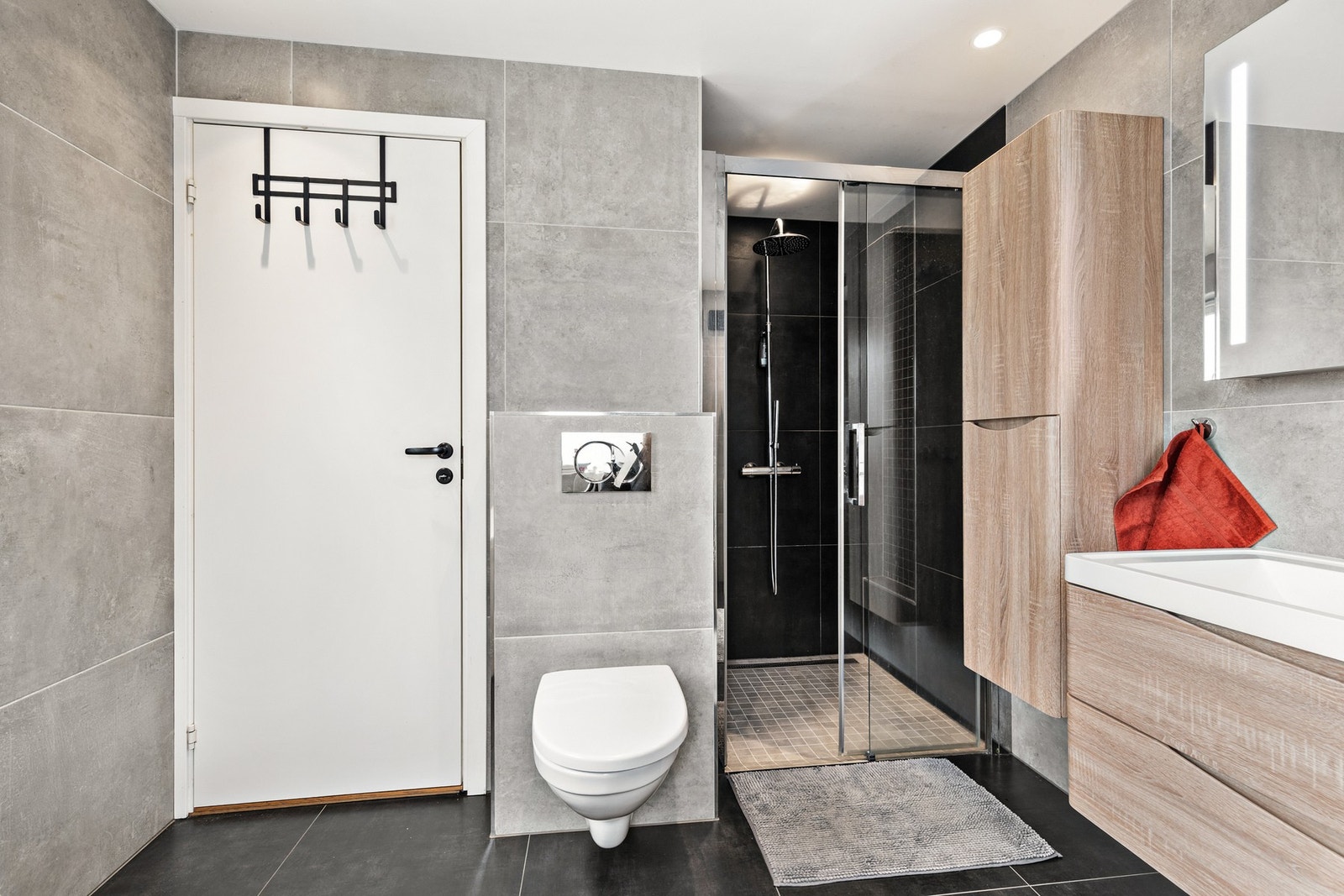 Rommet er innredet med dusjnisje med regn- og hånddusj, vegghengt toalett og baderomsmøbel med dobbel servant Galleribilde