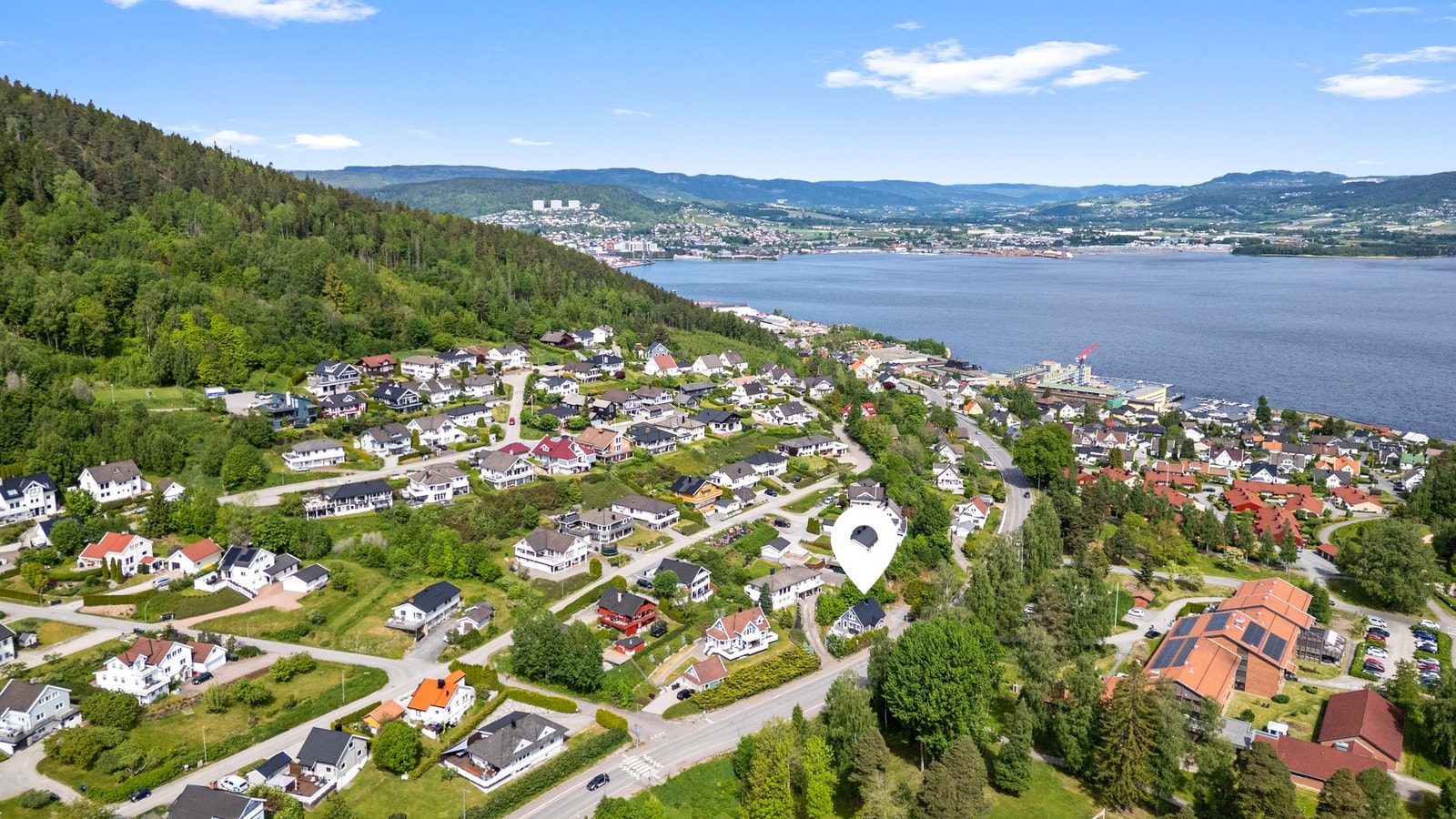 Nærheten til fjorden byr på idylliske tur- og bademuligheter, og marka med sitt omfattende løypenett er tilgjengelig året rundt Galleribilde