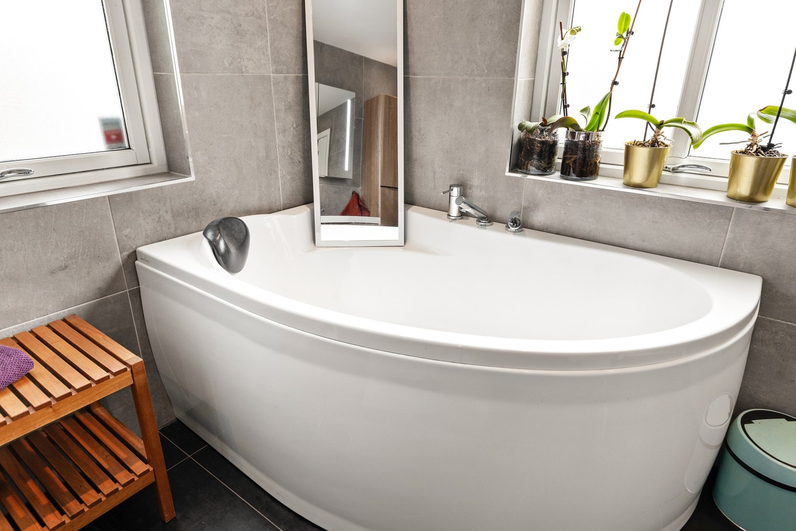 Det er også et frittstående hjørnebadekar Galleribilde