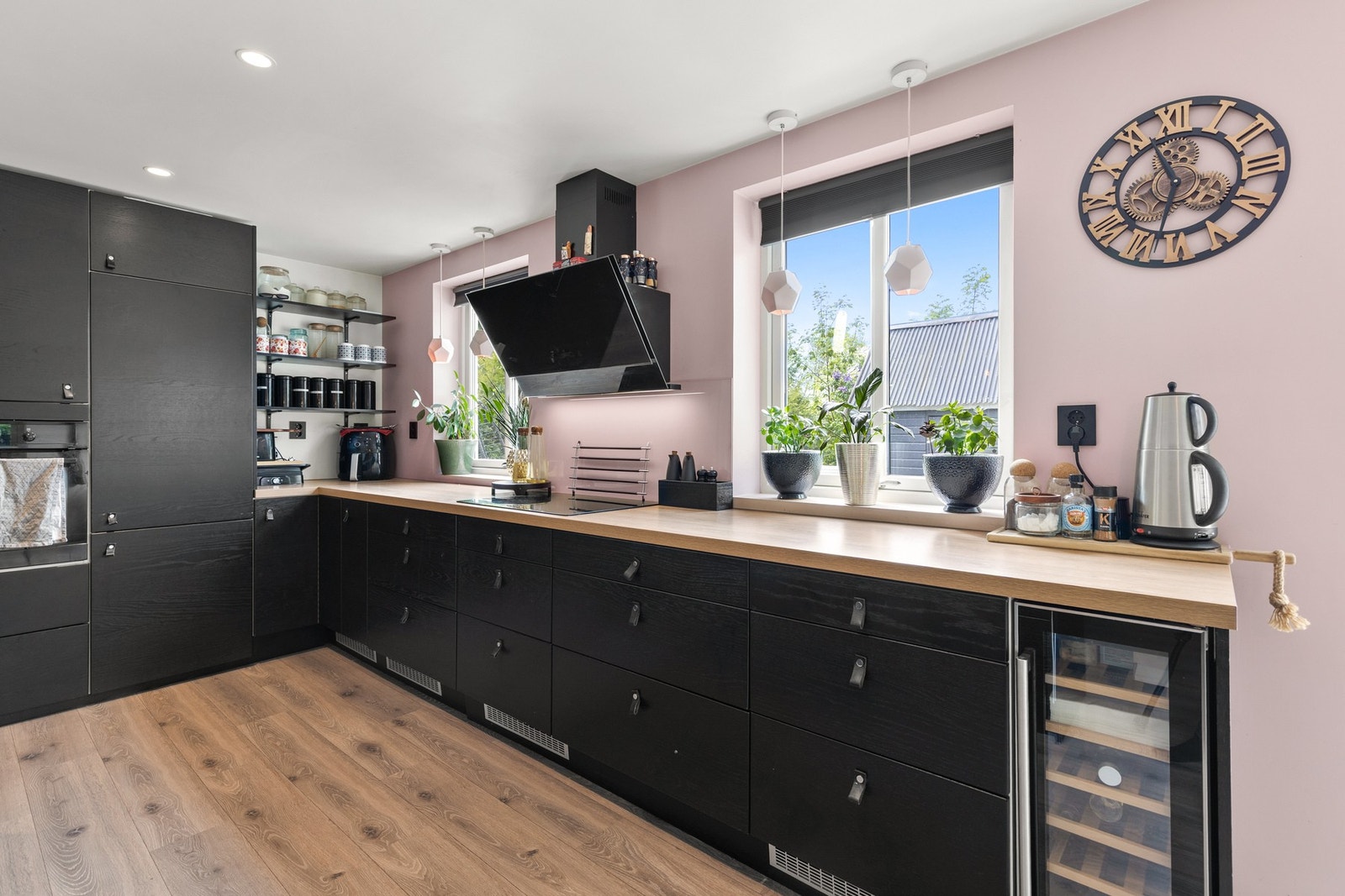 Innredningen har integrerte hvitevarer, herunder stekeovn, induksjonstopp, oppvaskmaskin, vinskap og kjøle-/fryseskap Galleribilde