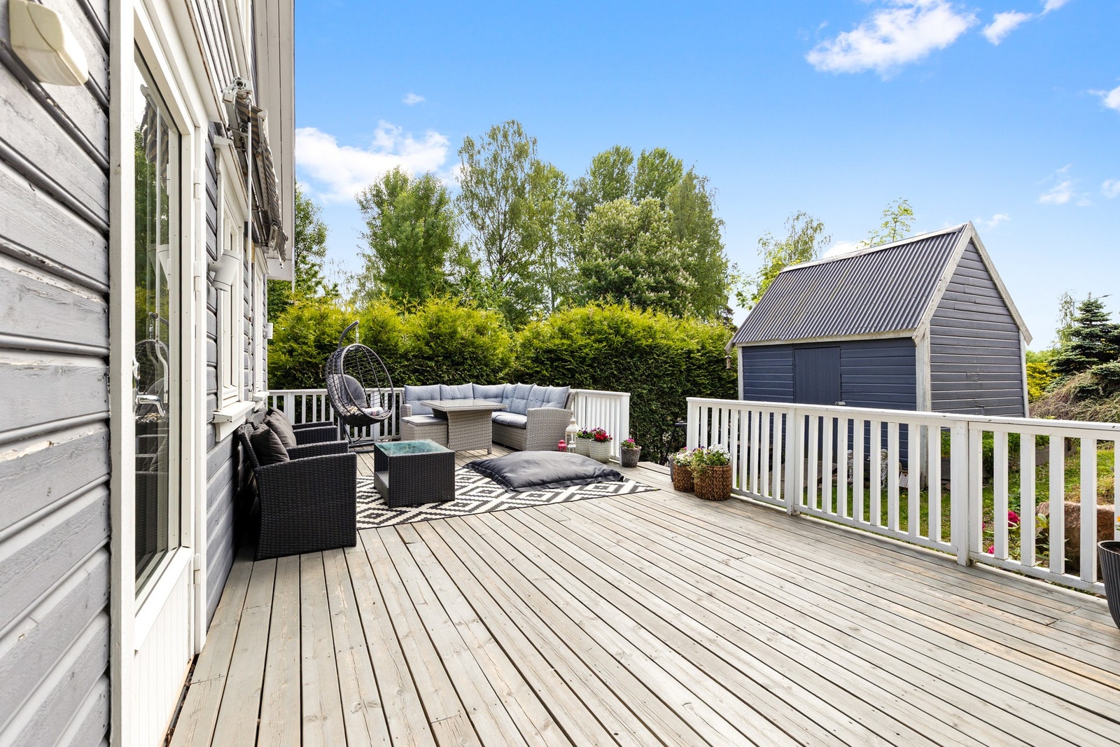 Her er det fin plass til å innrede med ønsket utemøblement Galleribilde