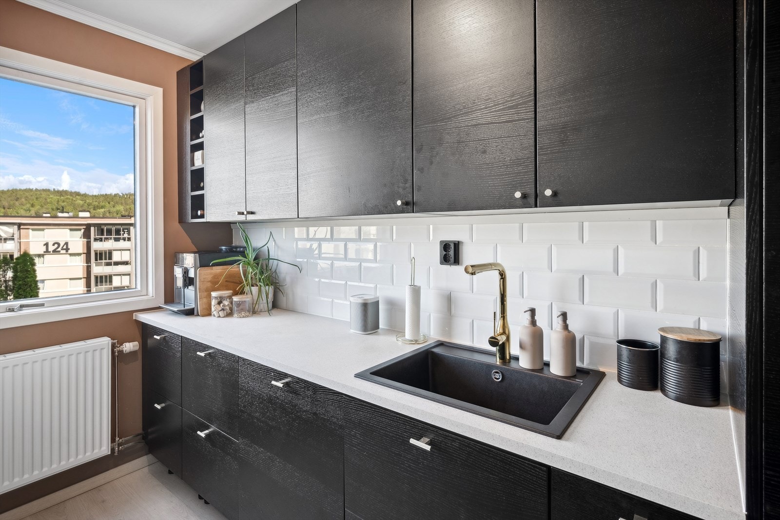 Det er godt med både skap- og benkeplass. Galleribilde