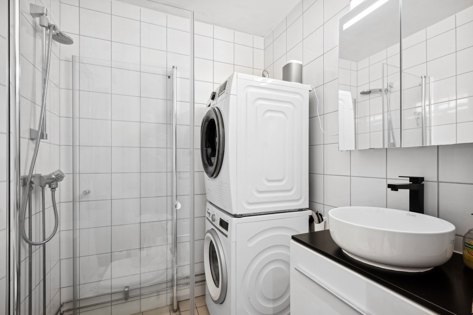 Baderom er oppgradert i regi av borettslaget i 2018 og har flislagte overflater på vegg og gulv, samt opplegg til vaskemaskin. Galleribilde