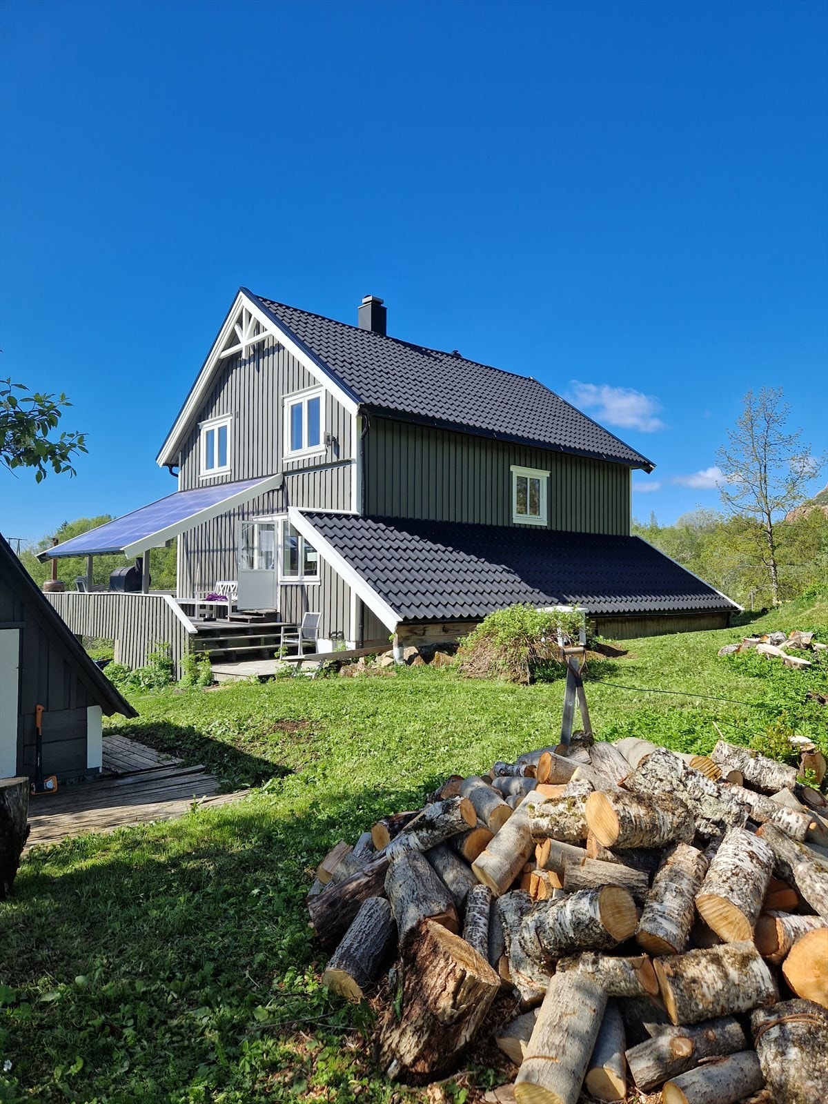 Boligen er en enebolig men også godkjent som bruk til fritidsbolig. Dette gir deg som eier flere muligheter til hvordan du ønsker å benytte eiendommen. Galleribilde
