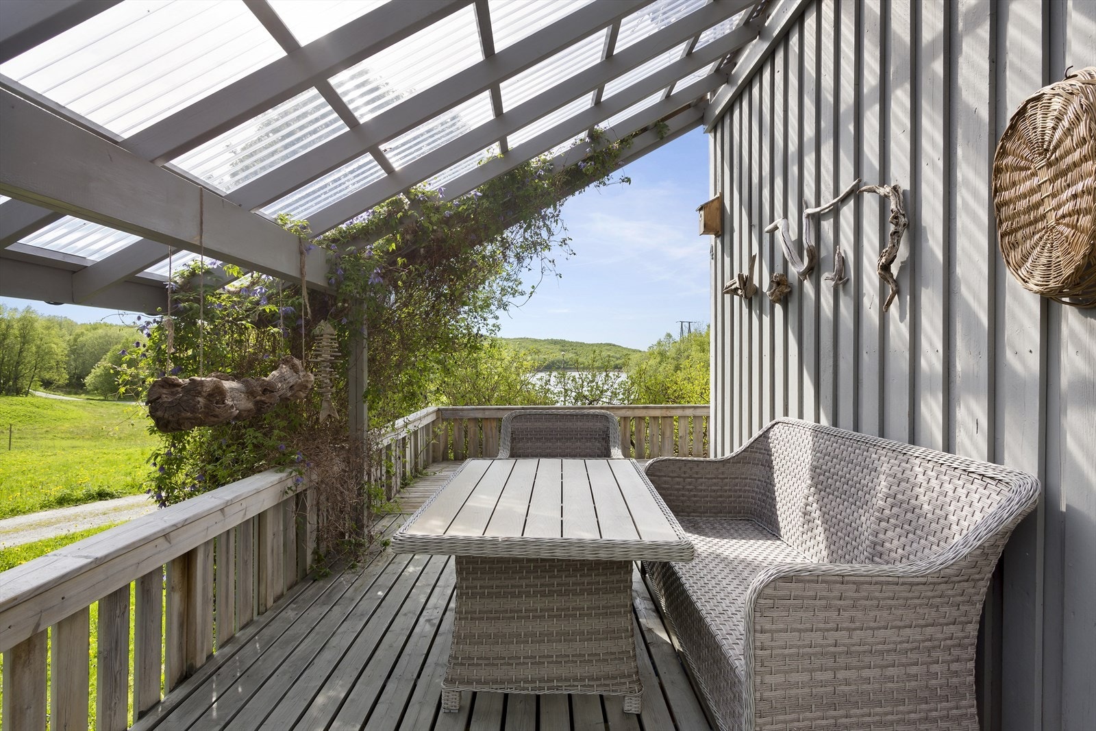 Lunt, stille og en flott utsikt over mark og fjord. Galleribilde