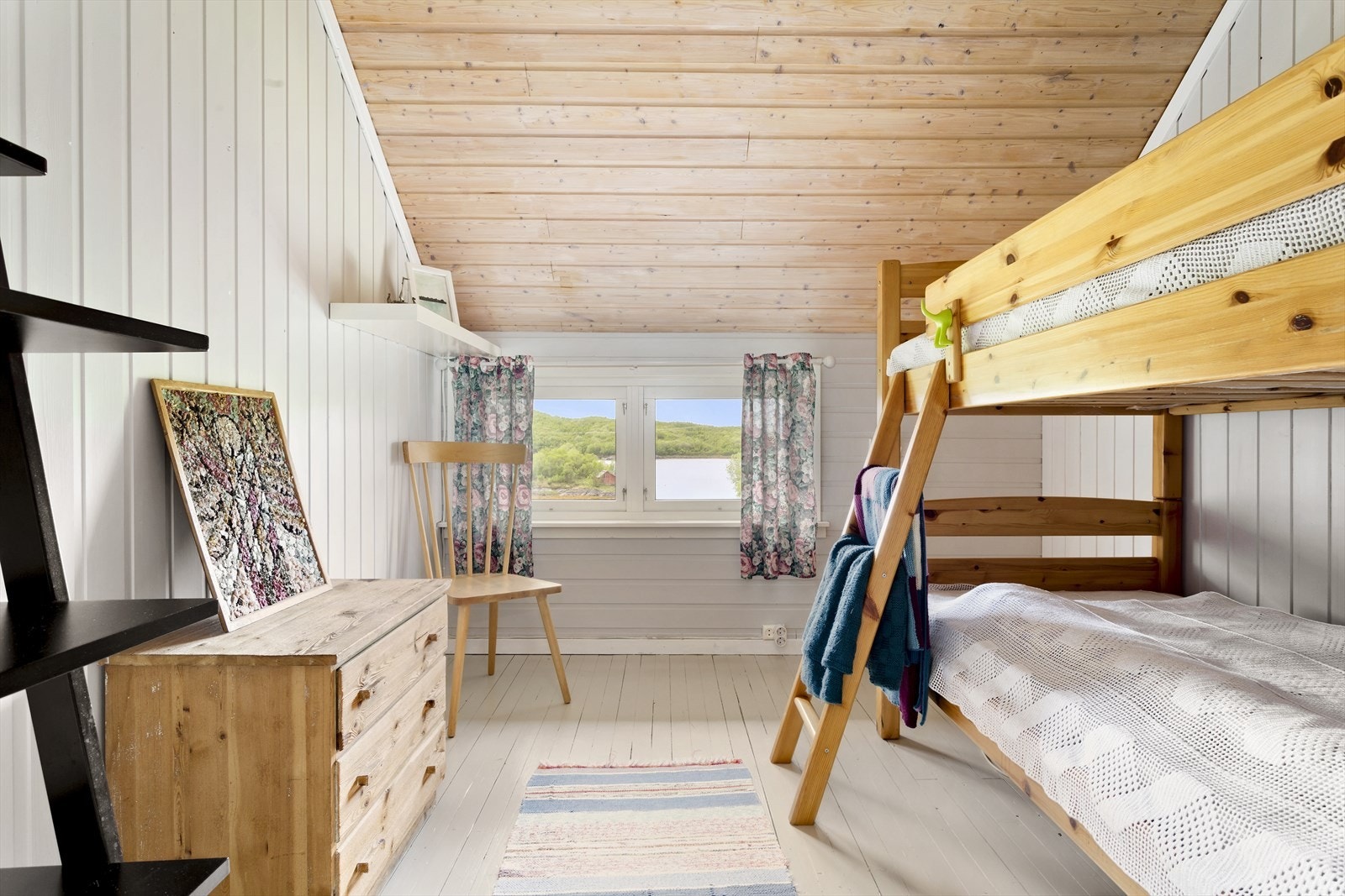 Soverom 5. Om du ikke har behov for alle soverommene, kan det være en idé å lage til en TV-stue på ett av de største rommene. Galleribilde